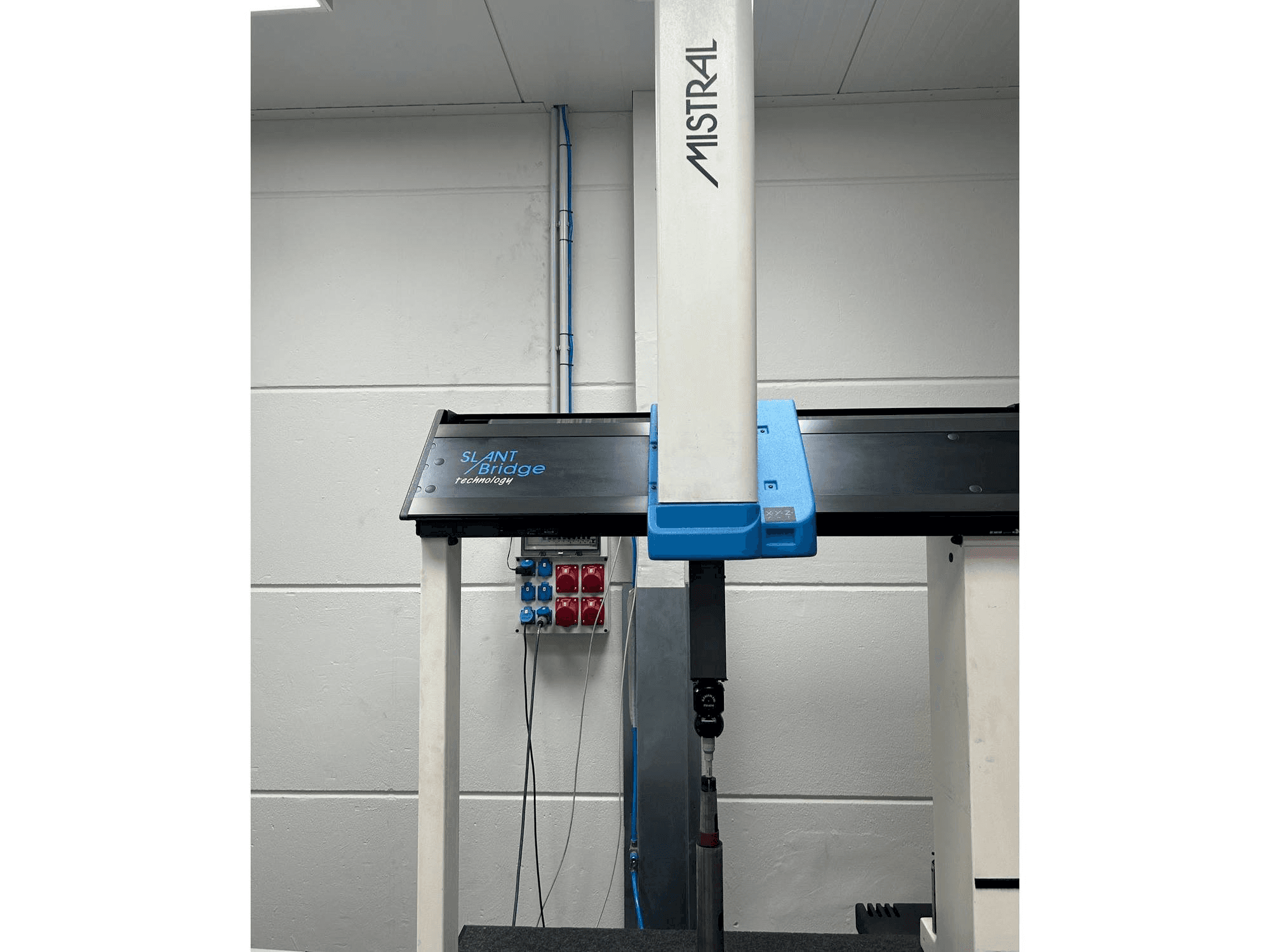 Frontansicht der DEA Mistrall Maschine