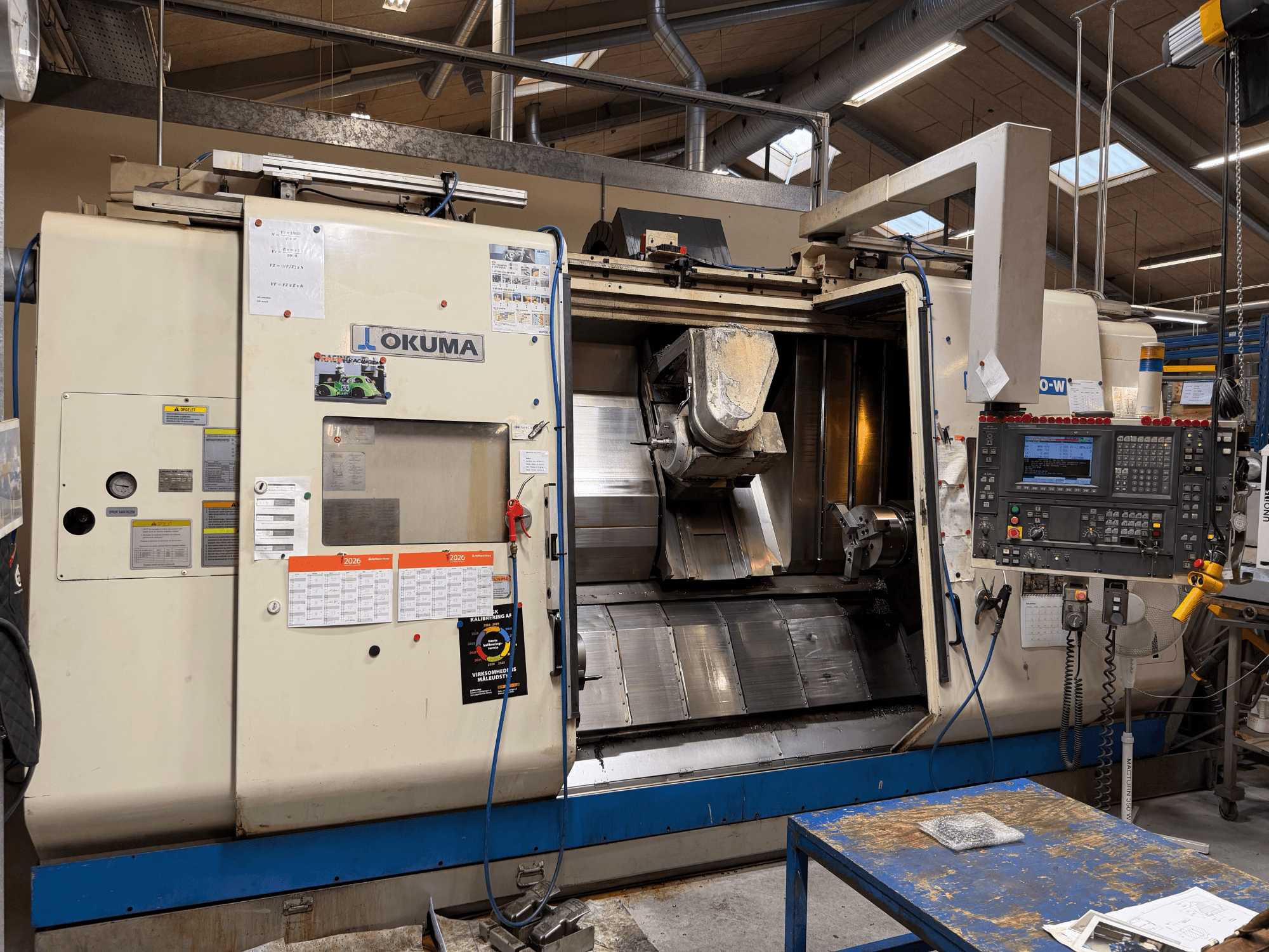 Okuma MacTurn350-W Dreh-Fräszentrum, Vorderansicht mit Blick auf das Bedienfeld und den freien Zugang zum Bearbeitungsbereich.