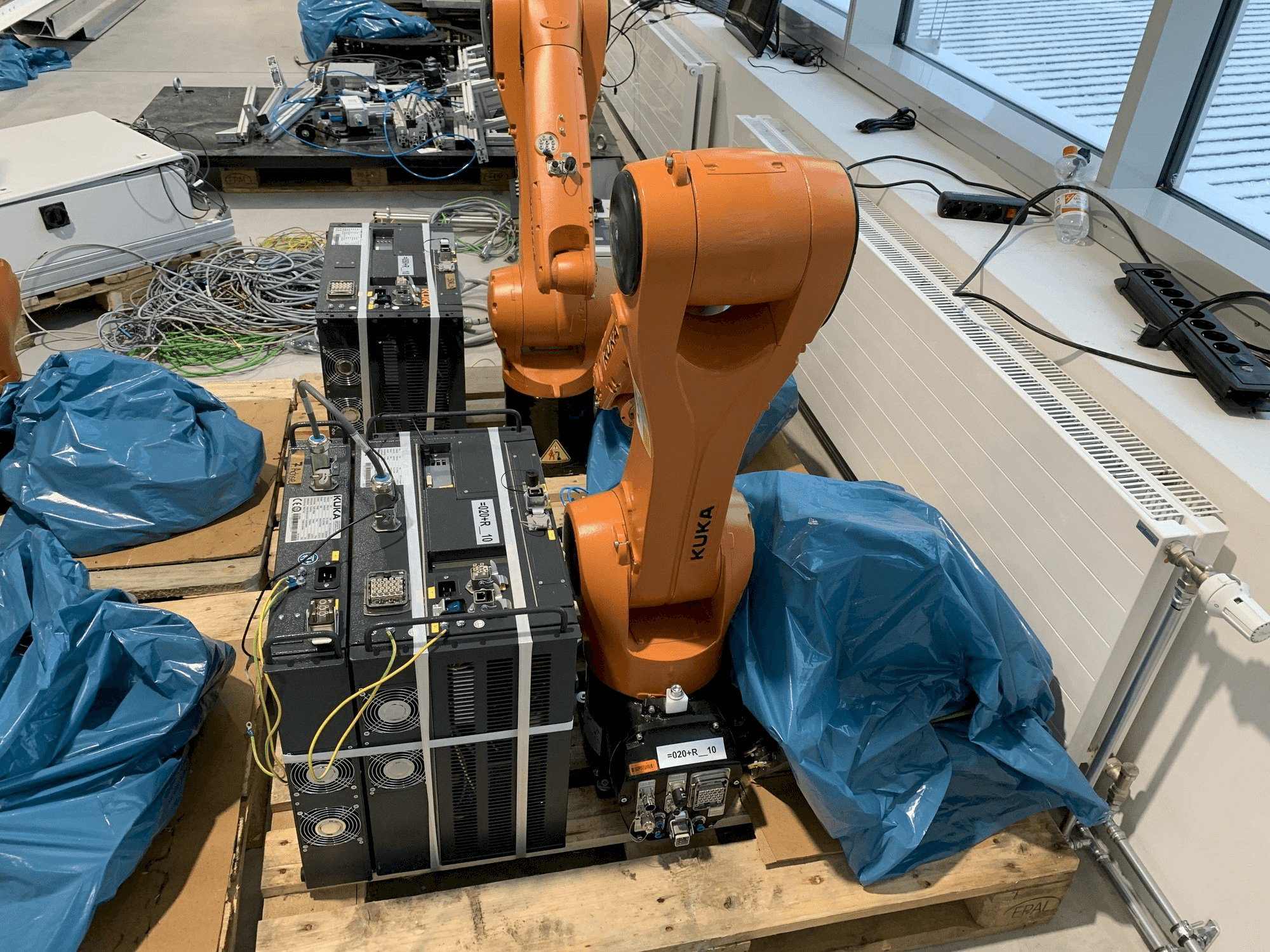 Frontansicht der KUKA KR10 R1100 Maschine