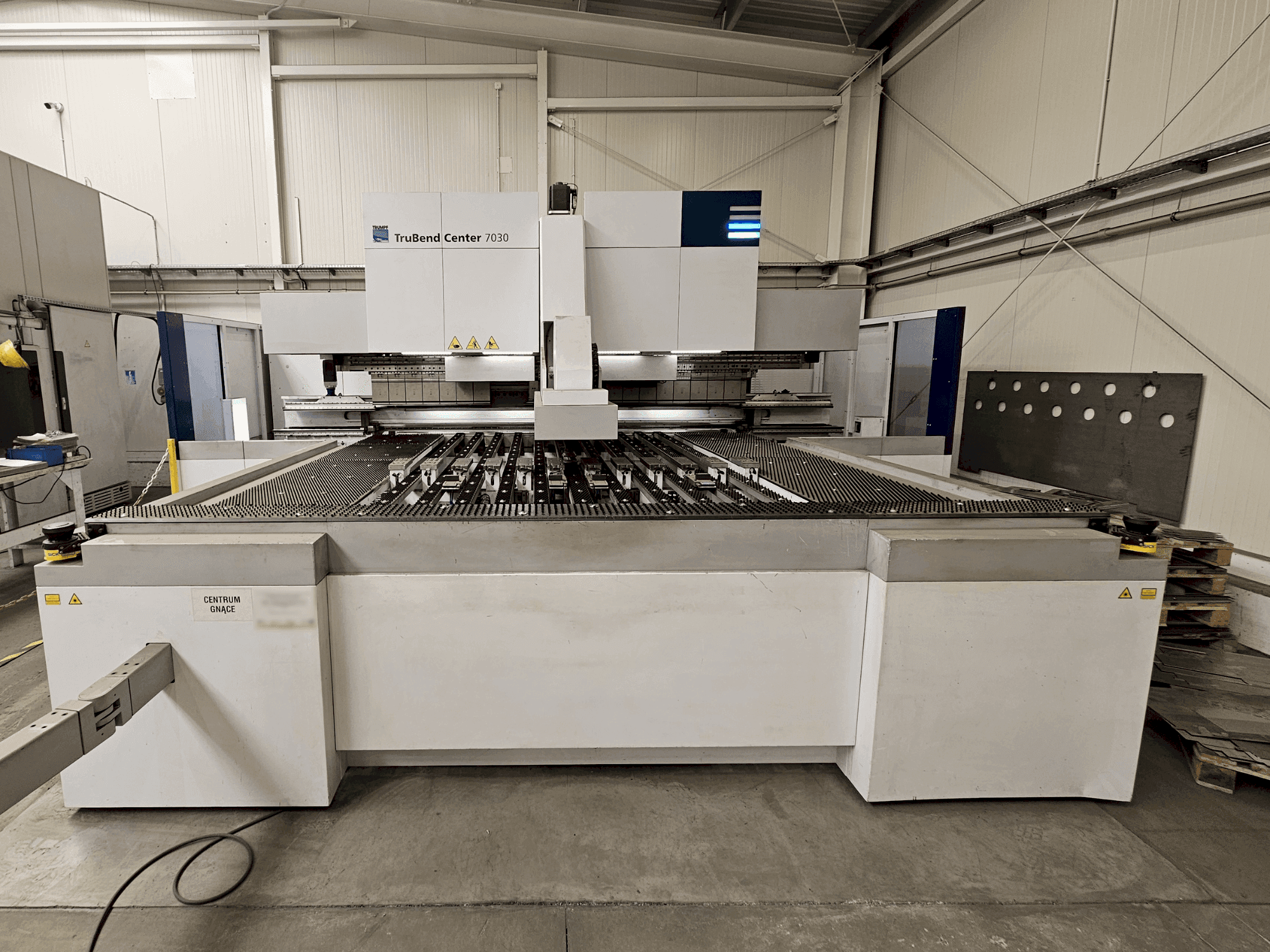 Frontansicht der TRUMPF TruBend Center 7030 Maschine
