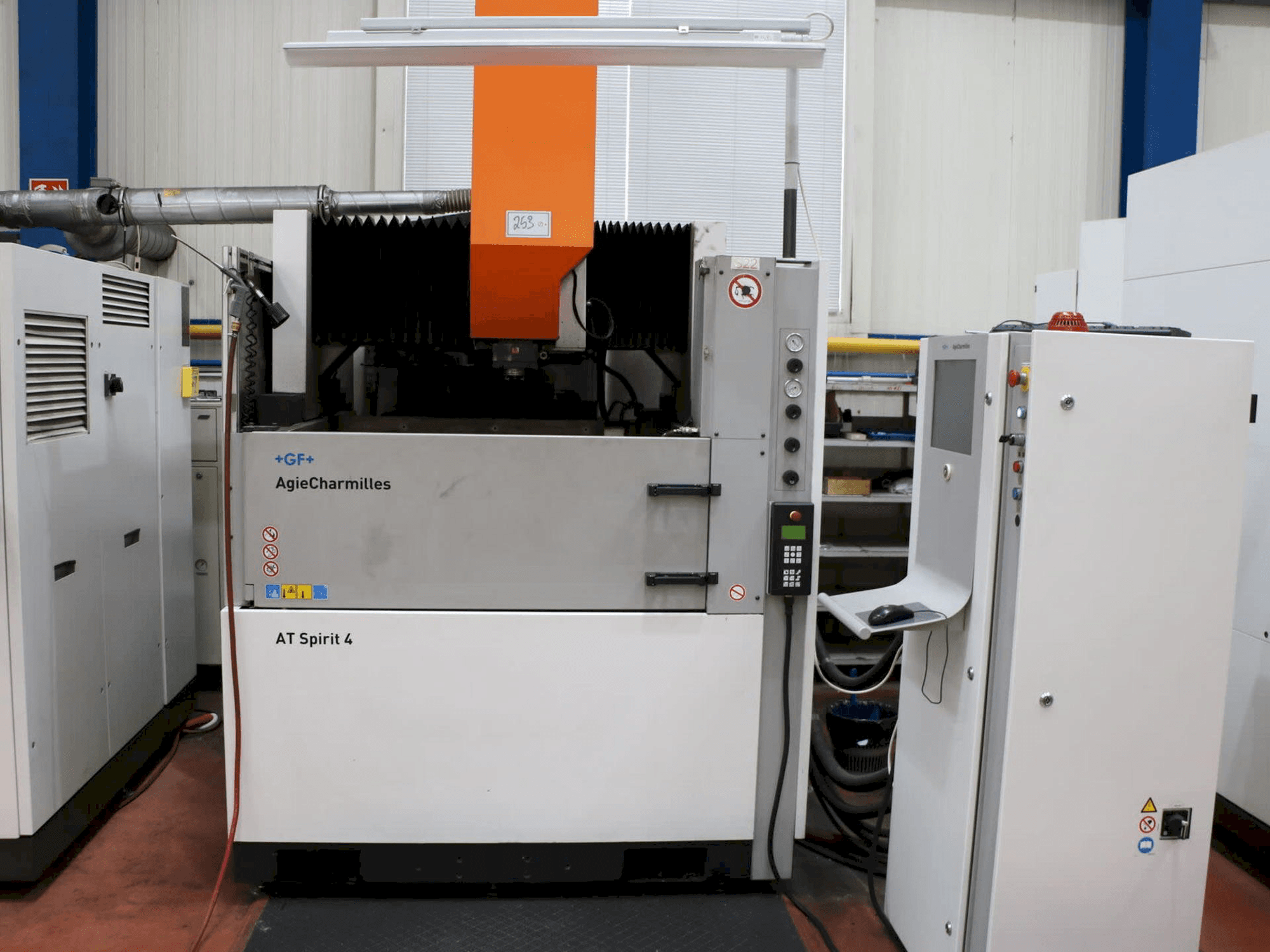Frontansicht der AgieCharmilles AT SPIRIT 4 C-AXIS Maschine