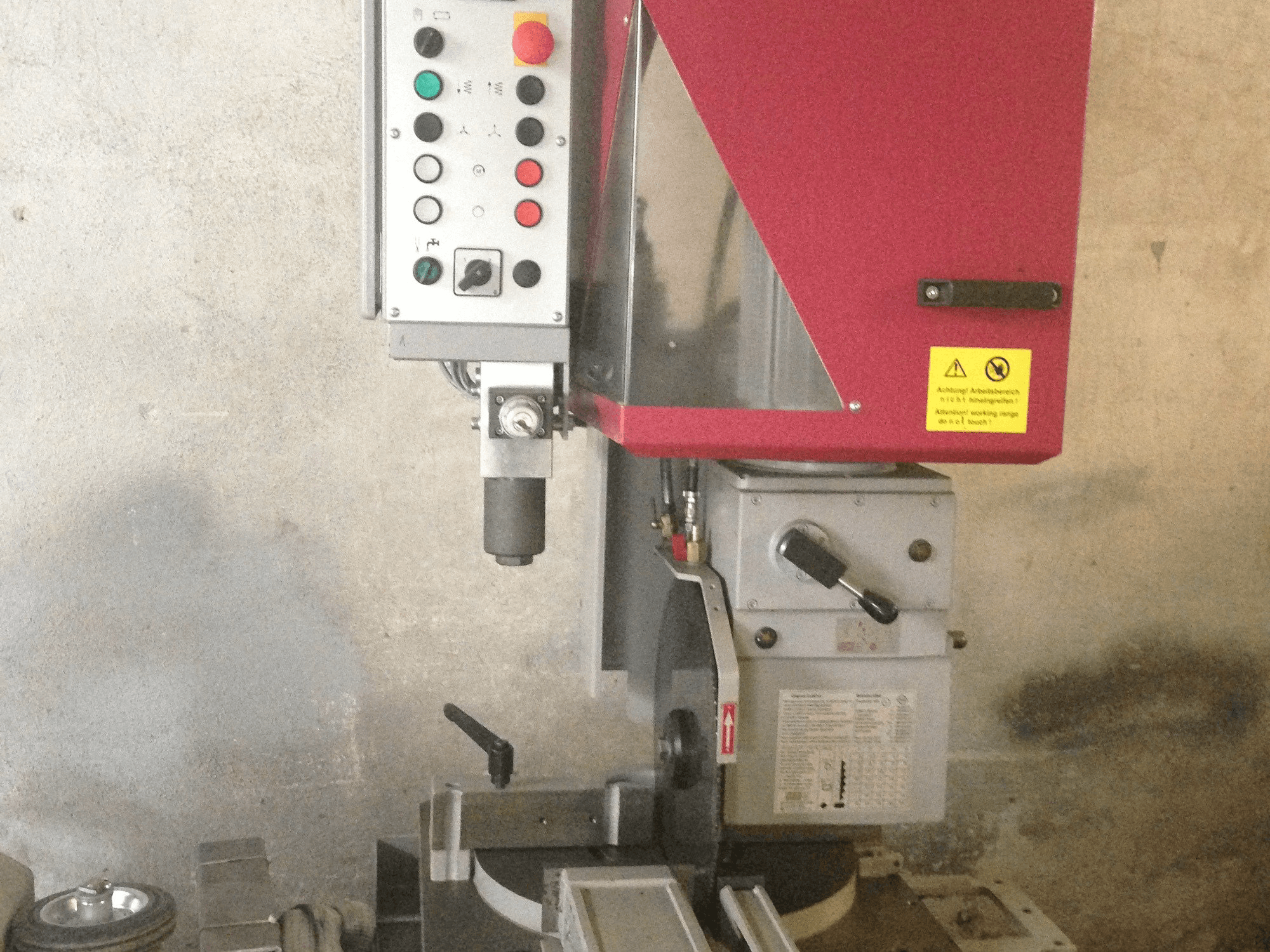 Frontansicht der Behringer VMS 400 H Maschine