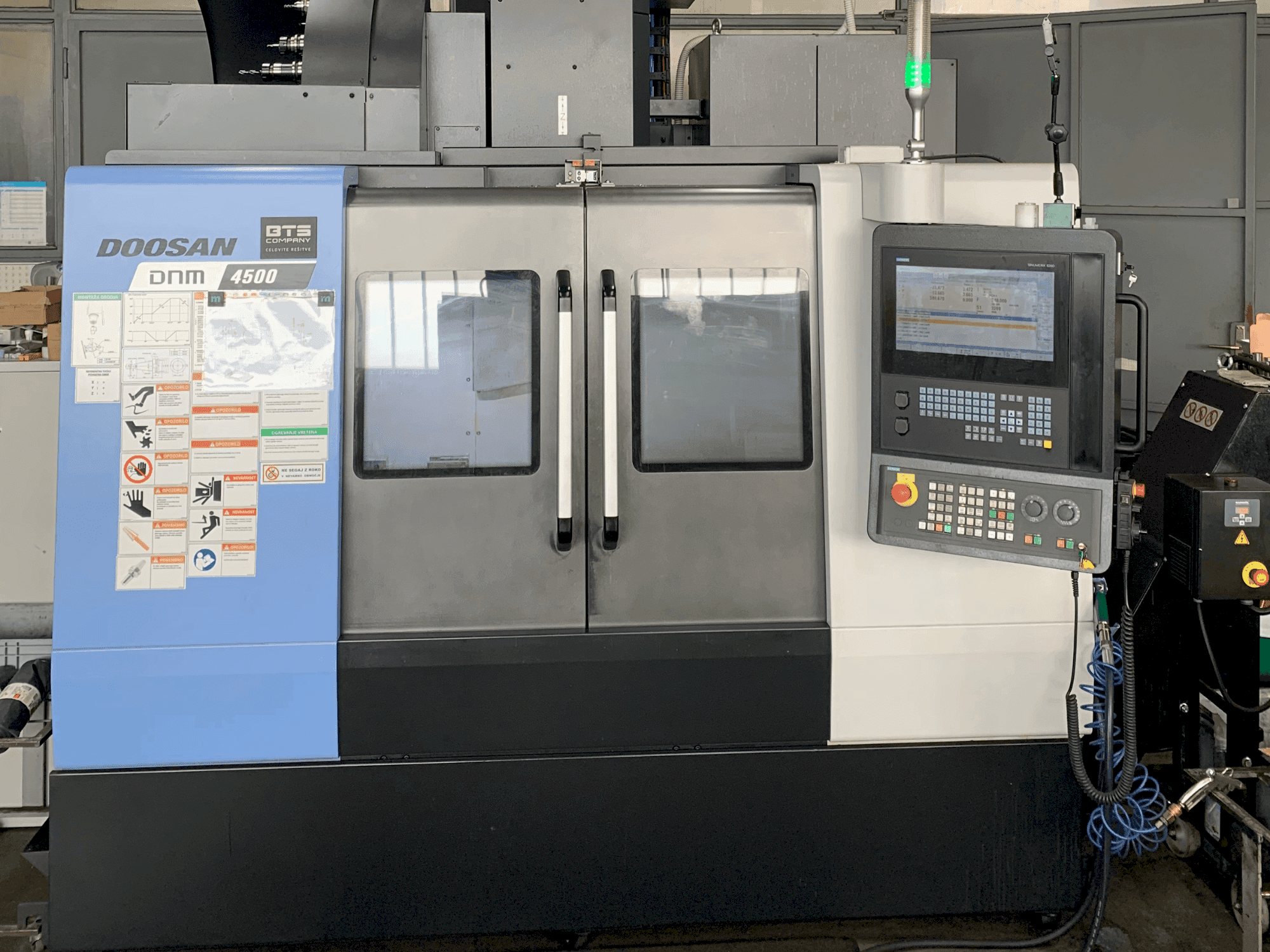 Frontansicht der DOOSAN DNM 4500 Maschine