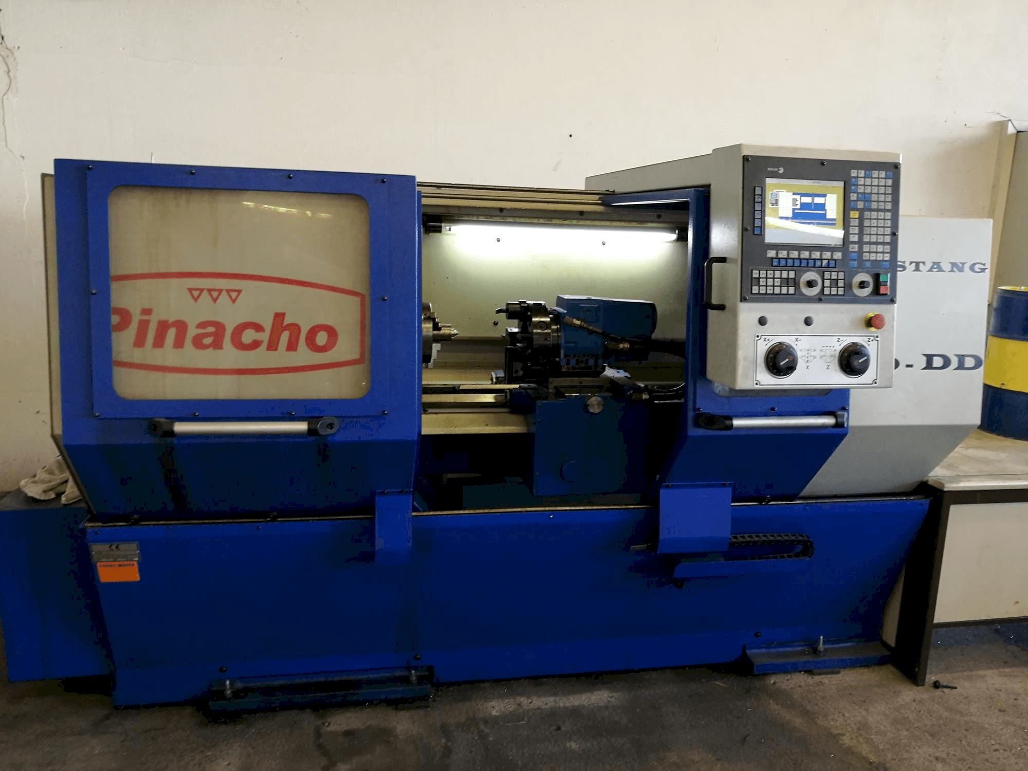 Frontansicht der Pinacho Mustang 200-DD Maschine