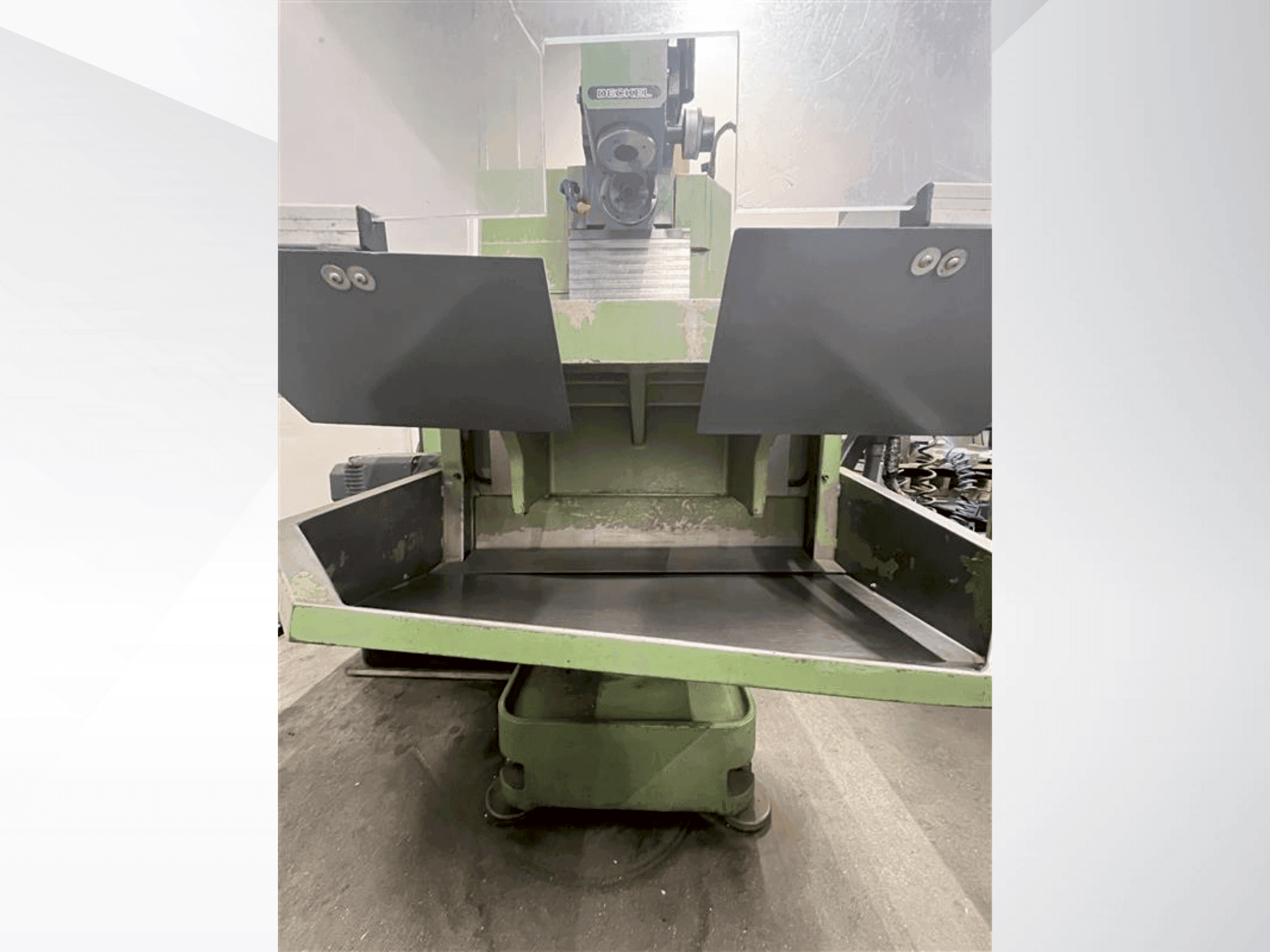 Frontansicht der DECKEL FP2A Maschine