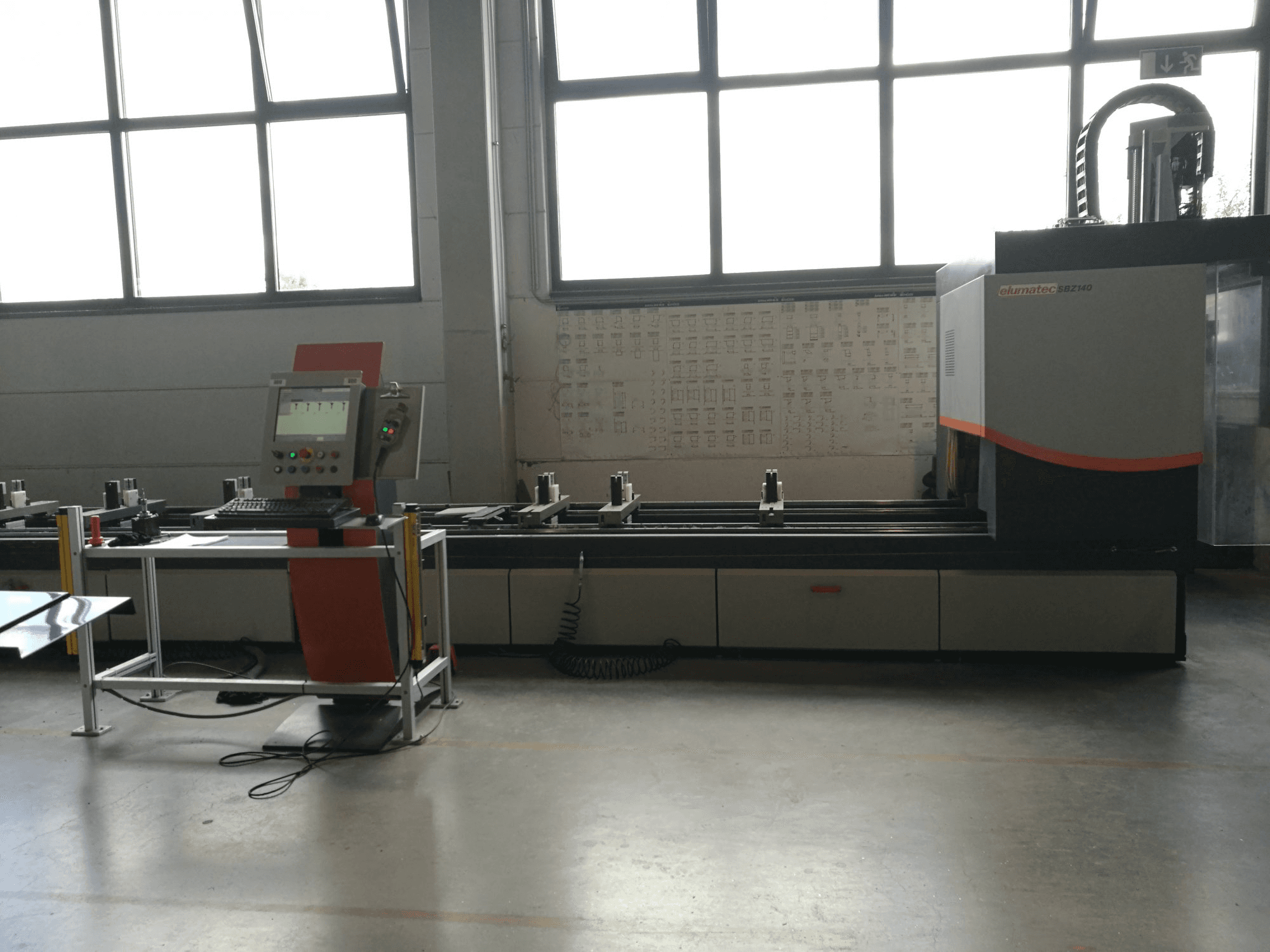 Frontansicht der elumatec SBZ 140 Maschine