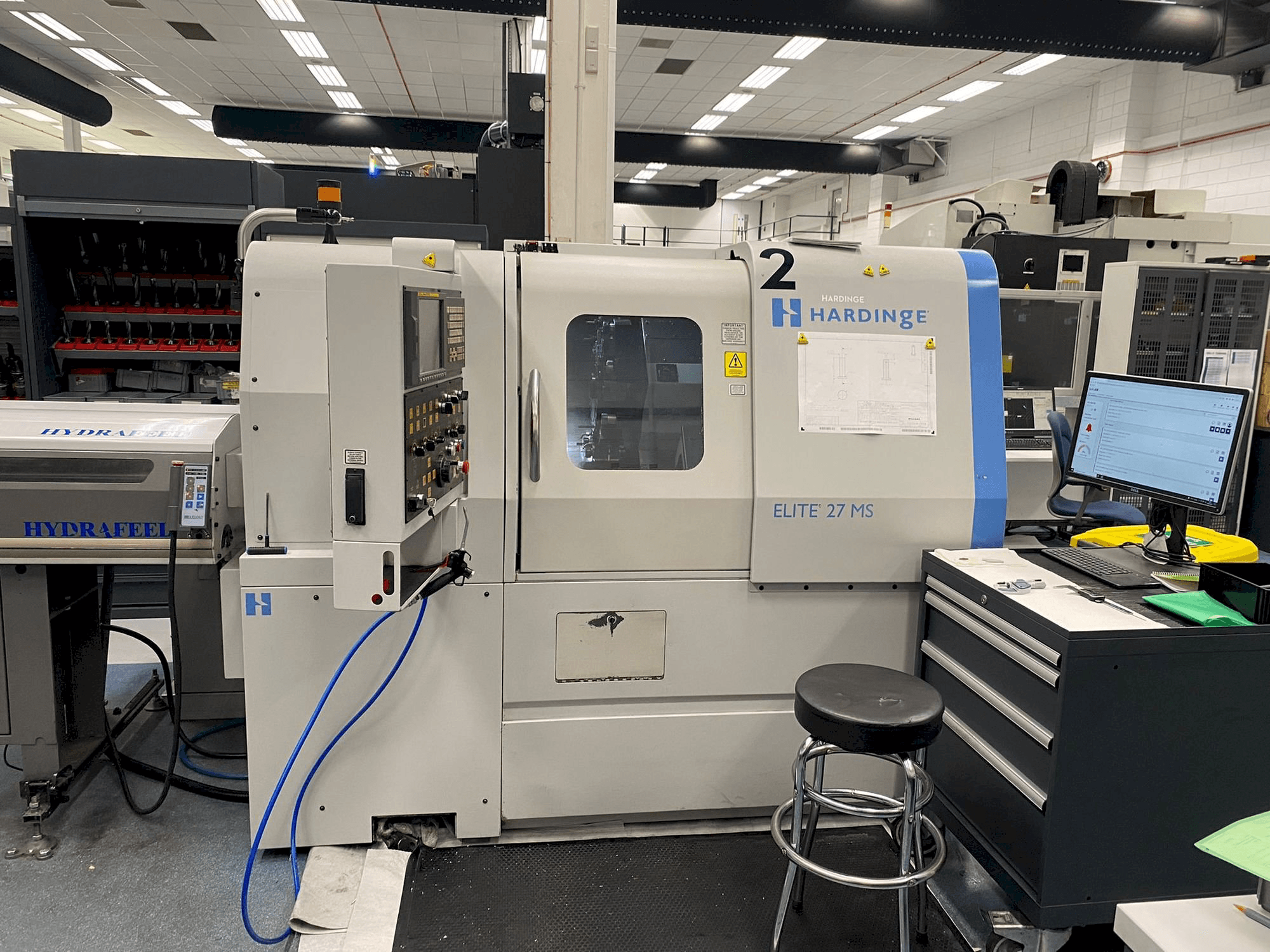 Frontansicht der HARDINGE Elite 27MS Maschine