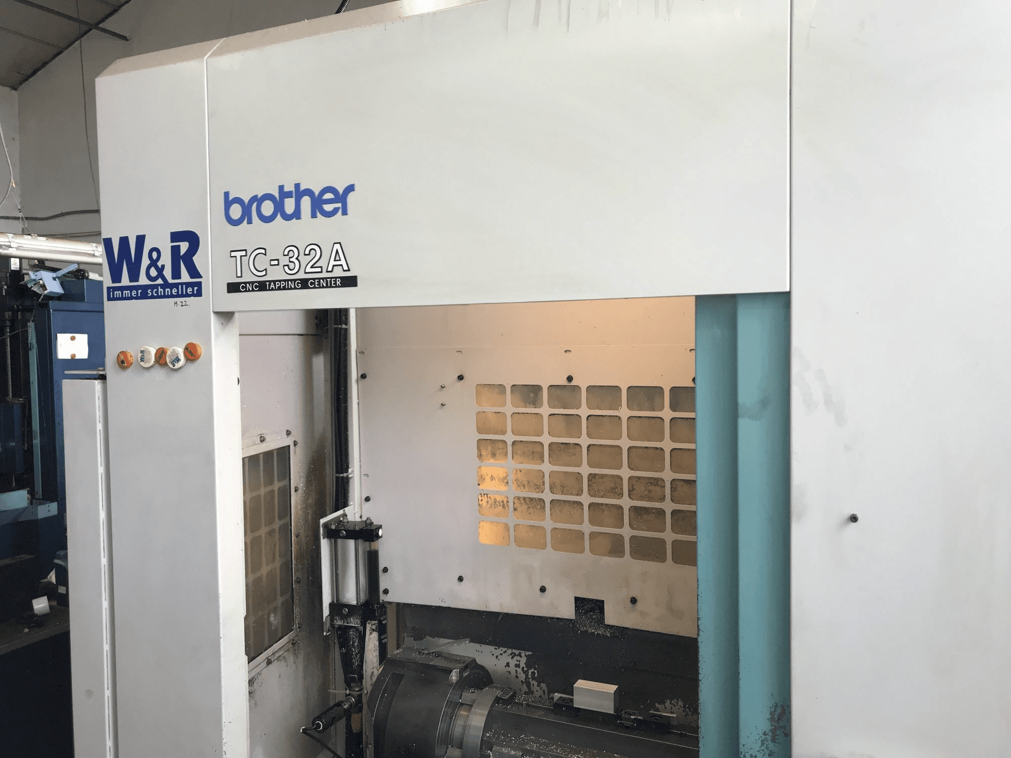 Frontansicht der Brother TC-32A Maschine