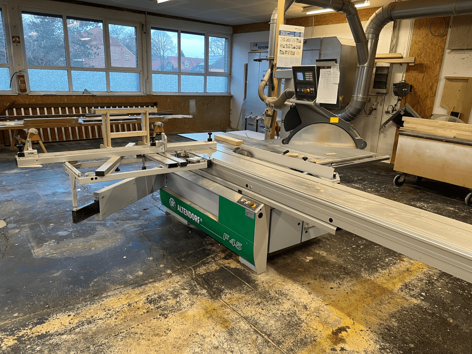 Altendorf F45 Tischsäge in einer Werkstatt, Vorderansicht mit verstellbarem Arm und Bedienfeld, ideal für Präzisionsschnitte.