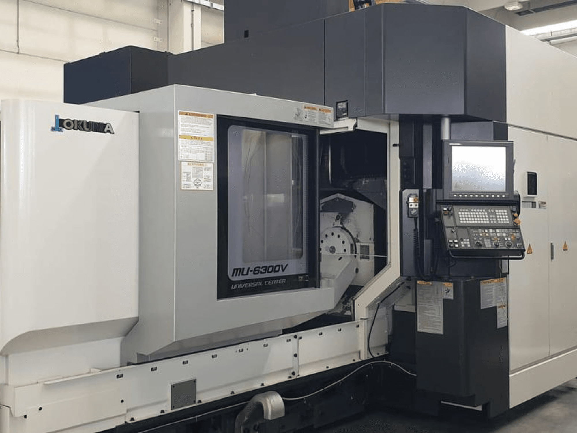 Okuma MU 6300 V Vertikal-Bearbeitungszentrum, Frontansicht mit Bedienfeld und Details des Bearbeitungsbereichs.