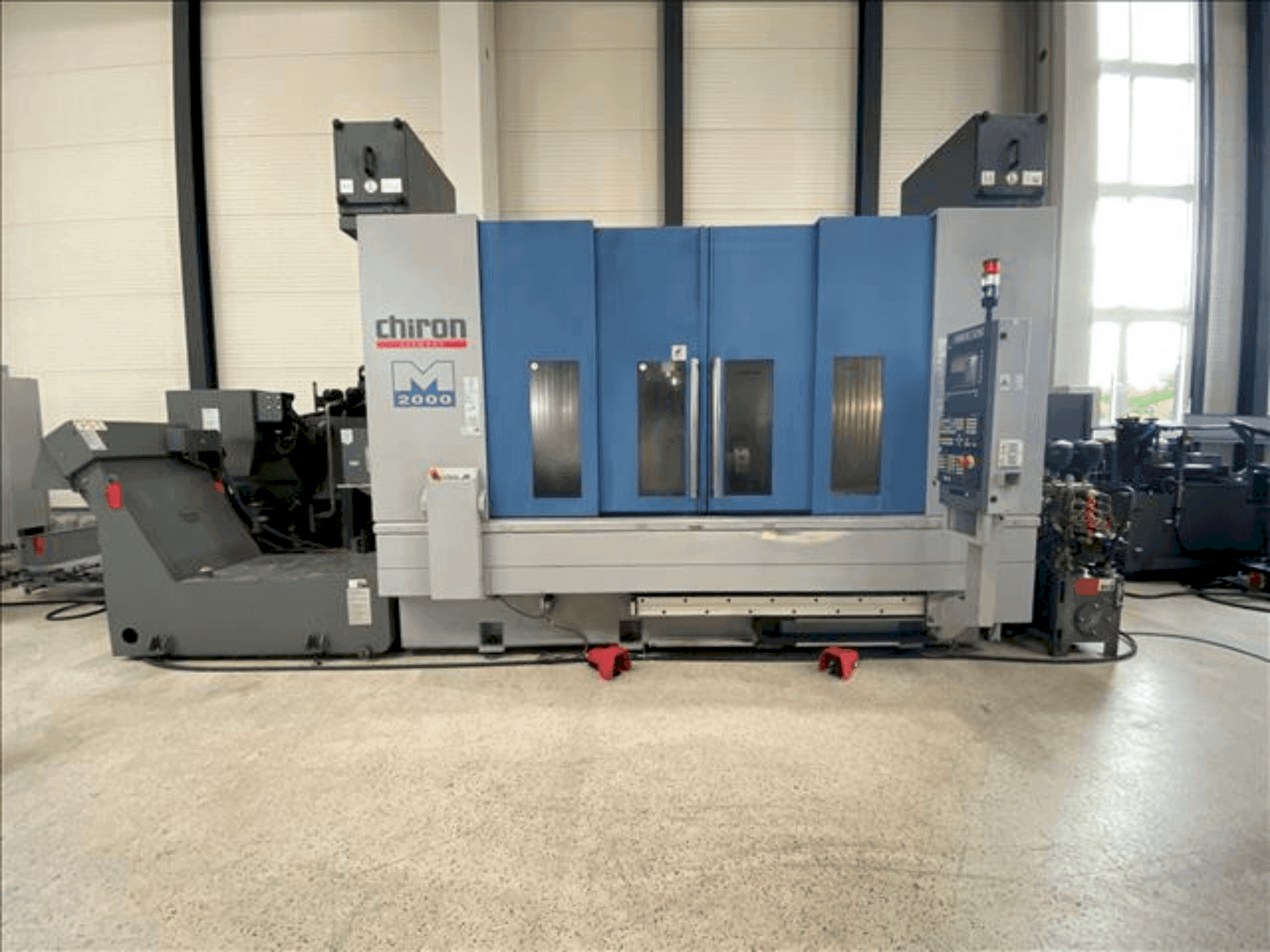 Frontansicht der CHIRON Mill 2000 Maschine