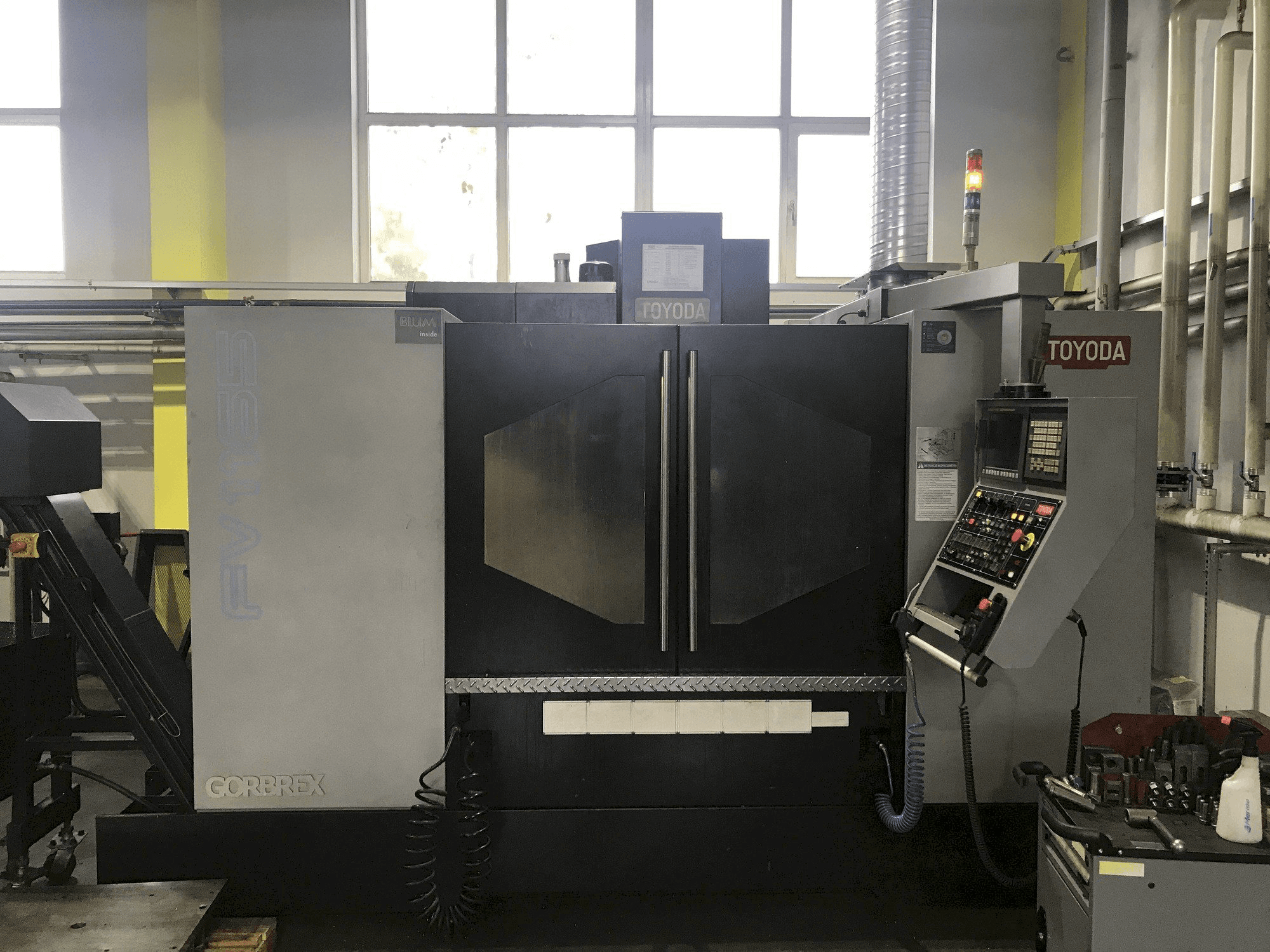 Frontansicht der TOYODA FV1165 Maschine