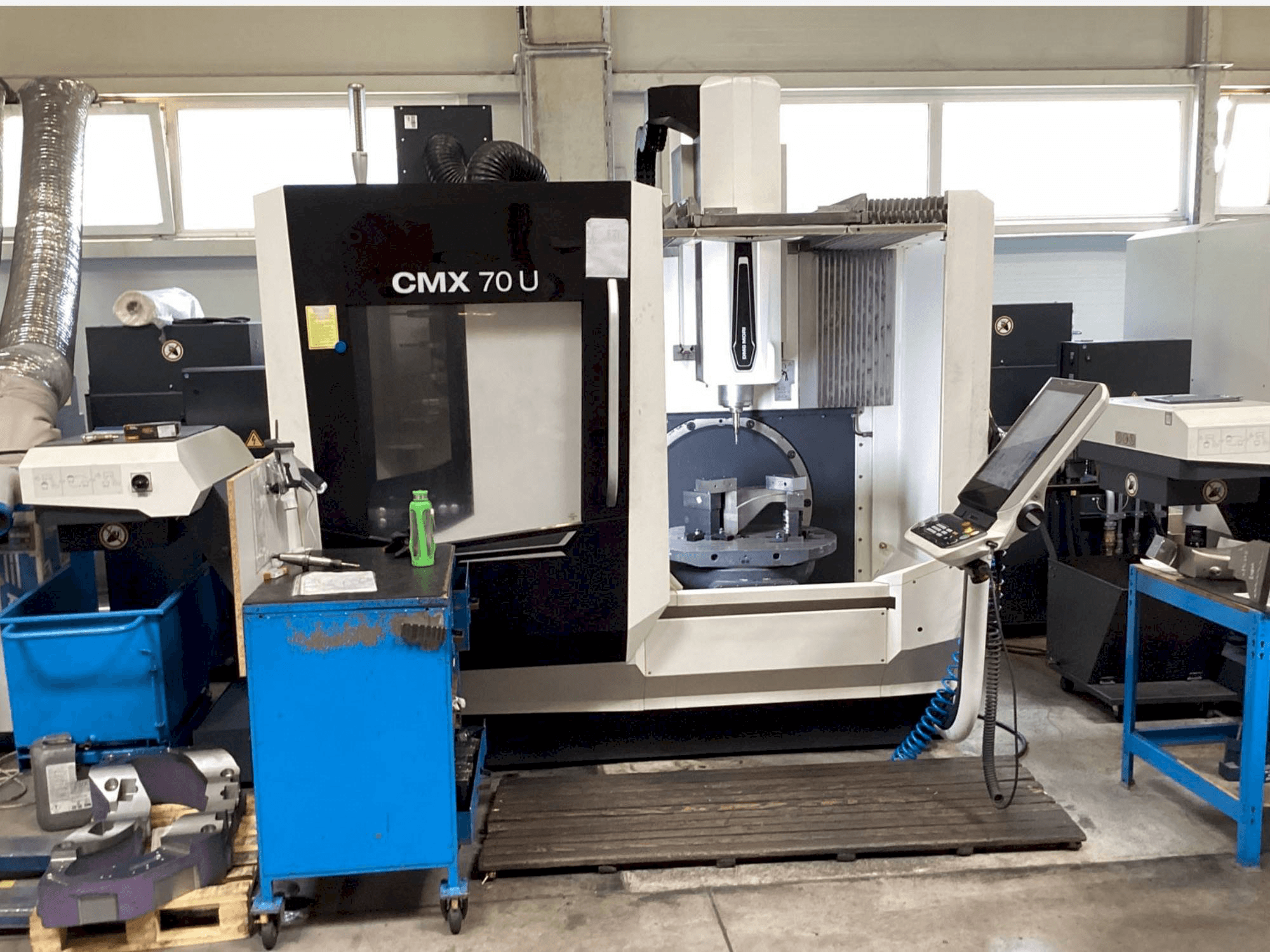 Frontansicht der DMG MORI CMX 70U Maschine