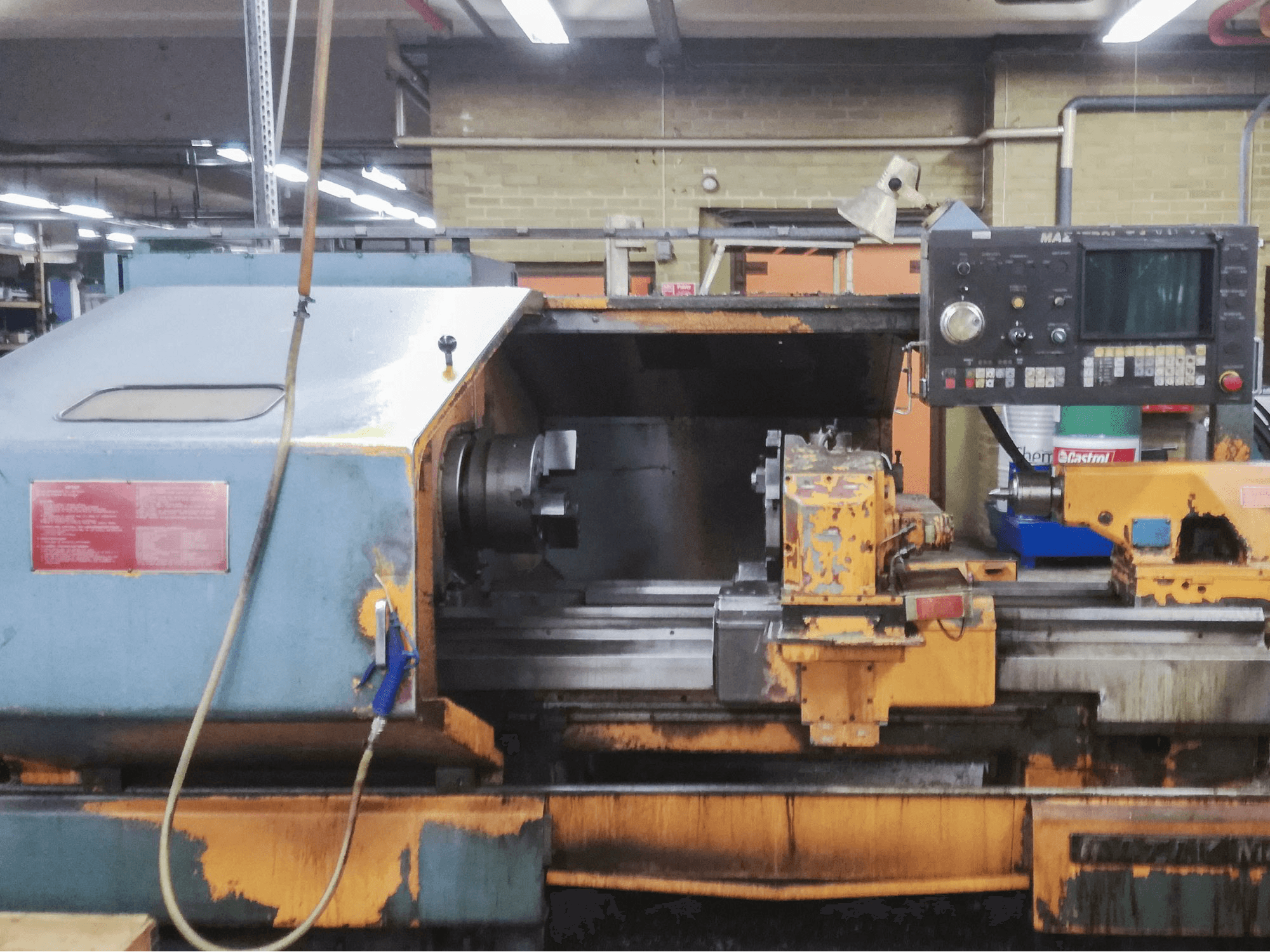 Frontansicht der Mazak M4-1000 Maschine