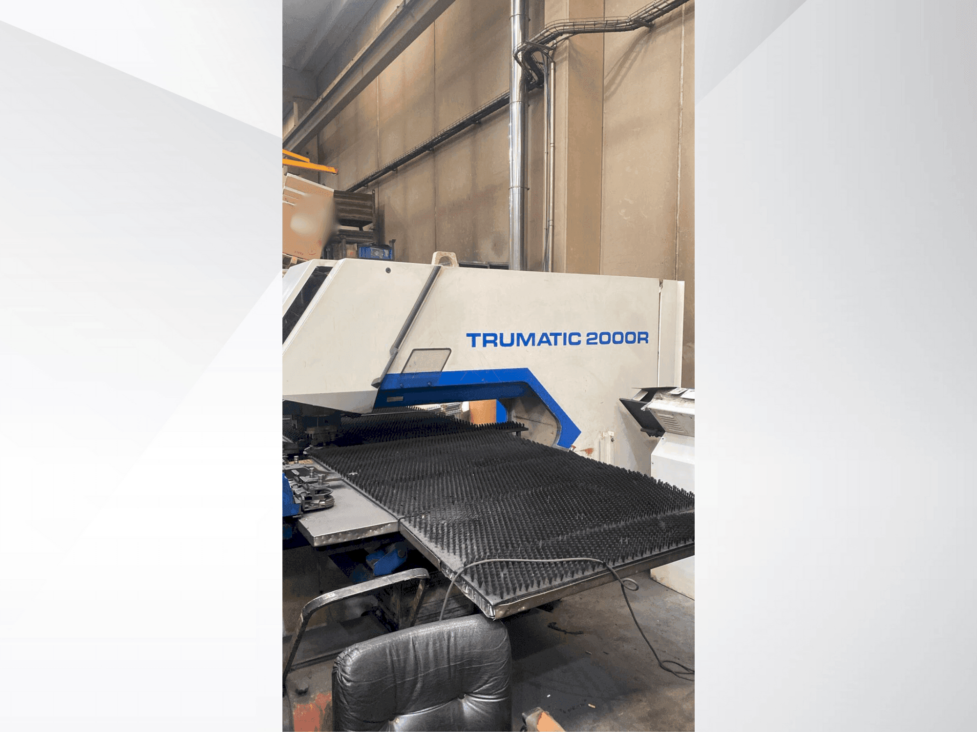 Frontansicht der TRUMPF TC2000R Maschine