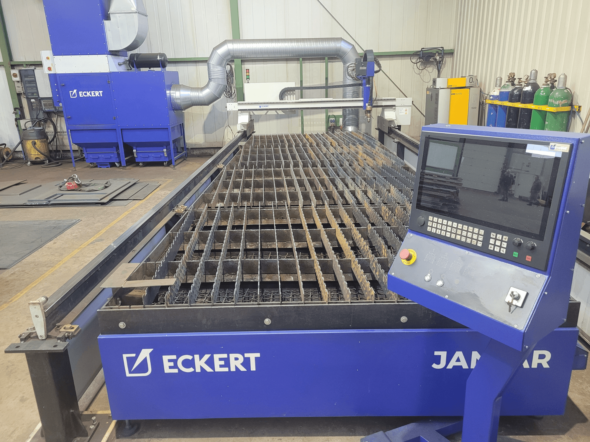 Plasmaschneidanlage ECKERT Jantar 2, Frontansicht mit Bedienfeld und Metallgitter für Präzisionsschnitte.