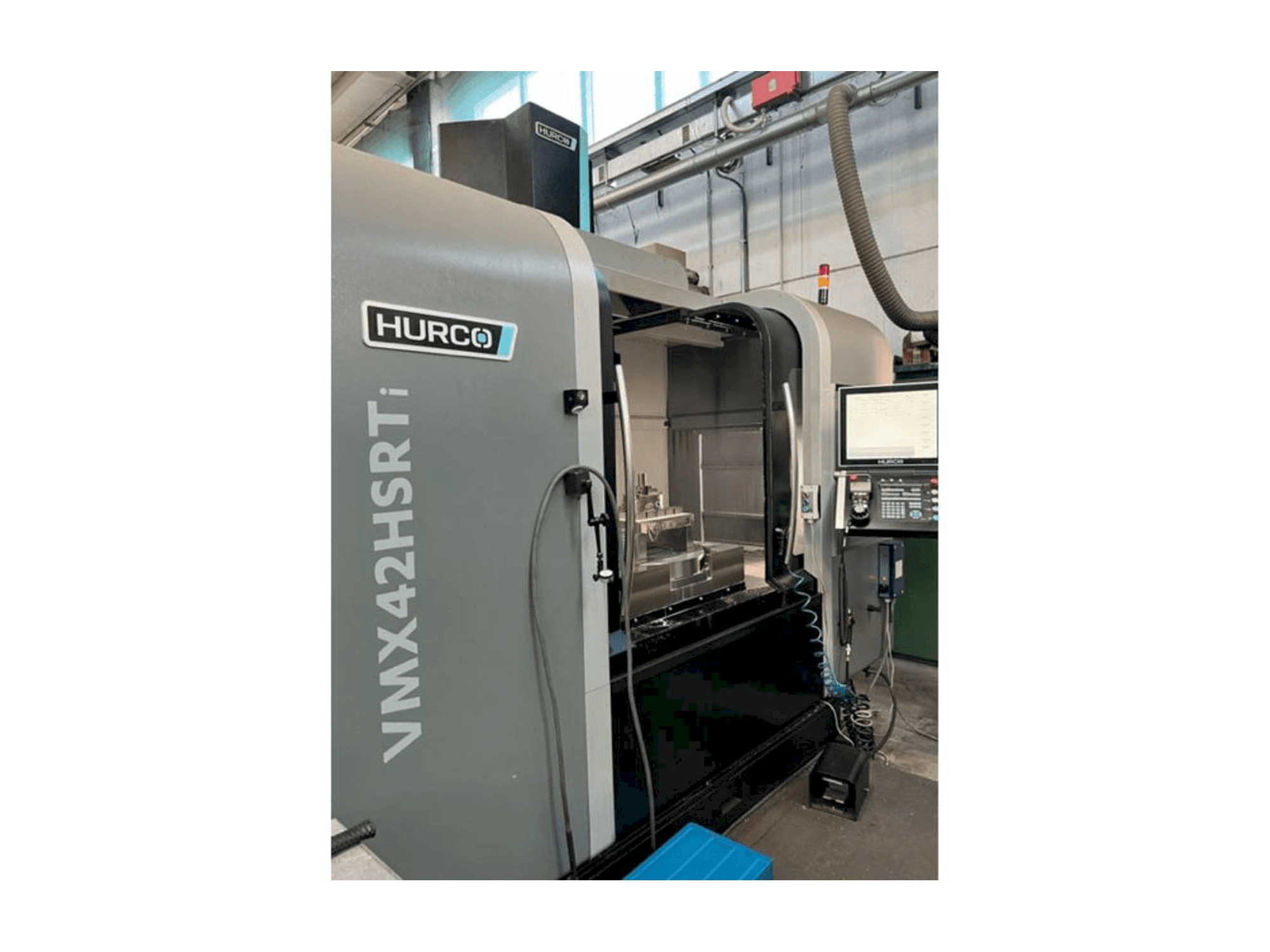 Linke Seitenansicht der Hurco VMX42HSRTi Maschine
