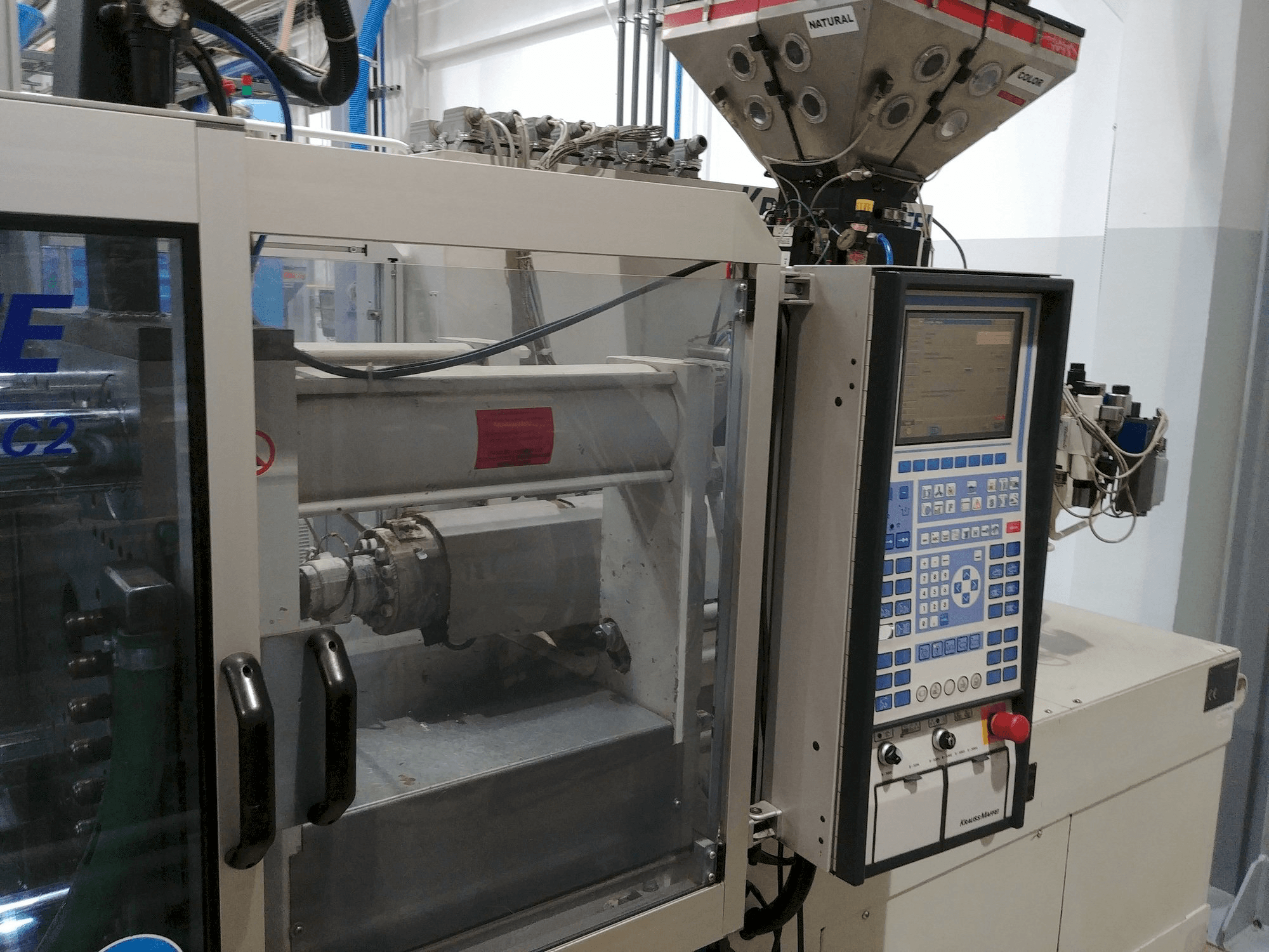 Linke Ansicht der Krauss Maffei KM 80-220 C Maschine