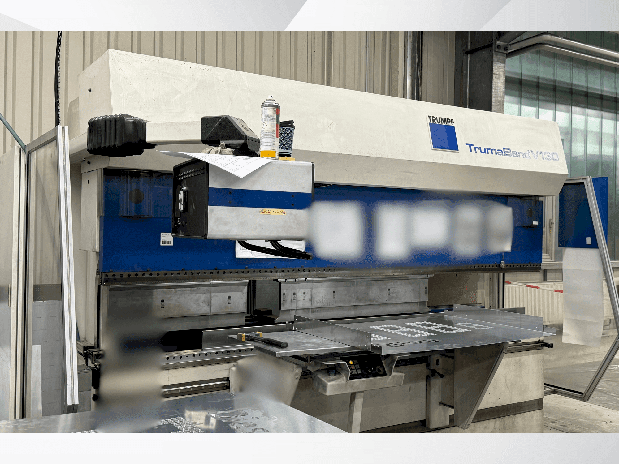 Frontansicht der TRUMPF TrumaBend V130 Maschine