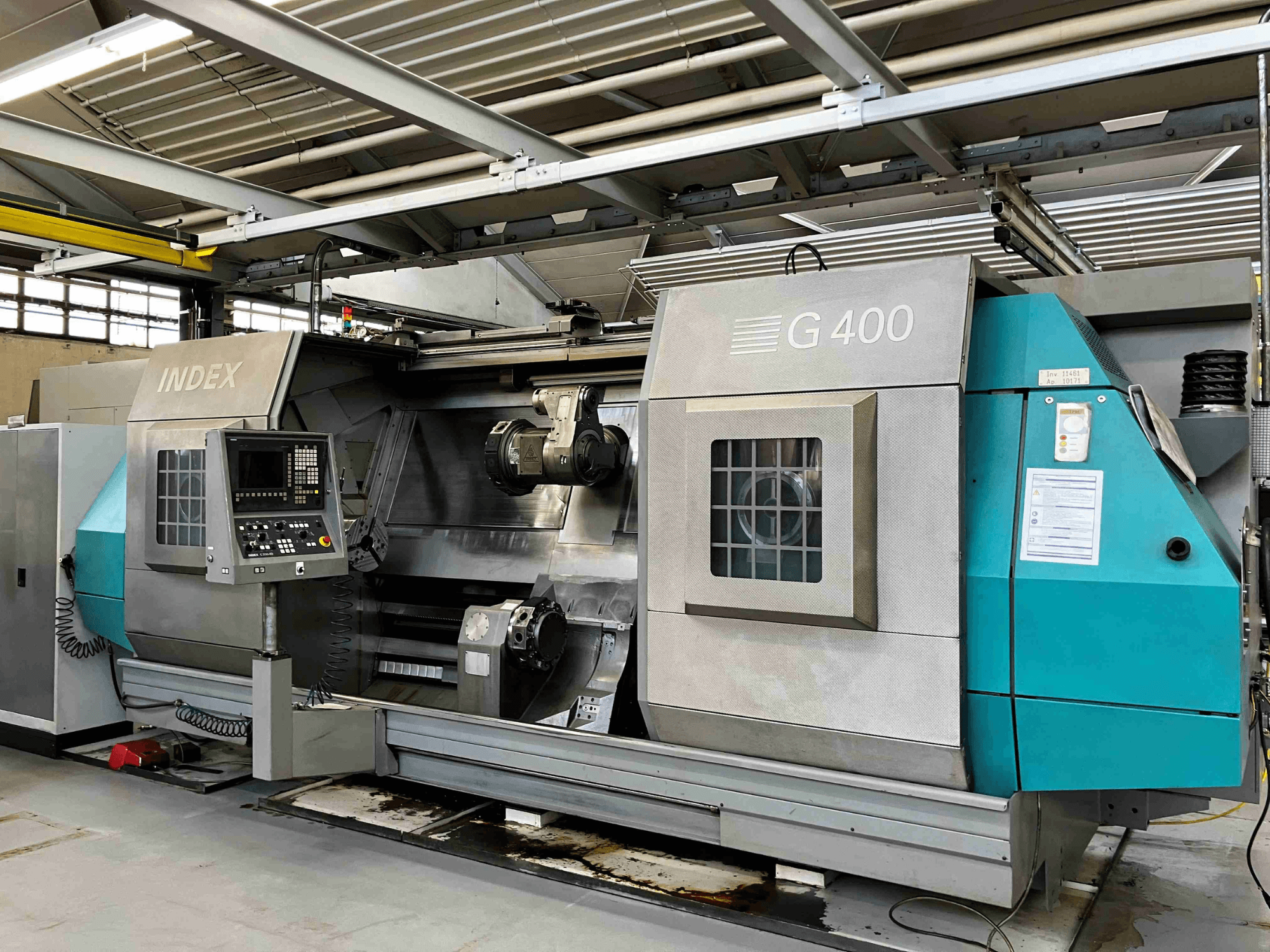 INDEX G400 CNC-Drehmaschine, Vorderansicht, mit Bedienfeld mit numerischer Anzeige und Doppelspindel für Präzisionsbearbeitung.
