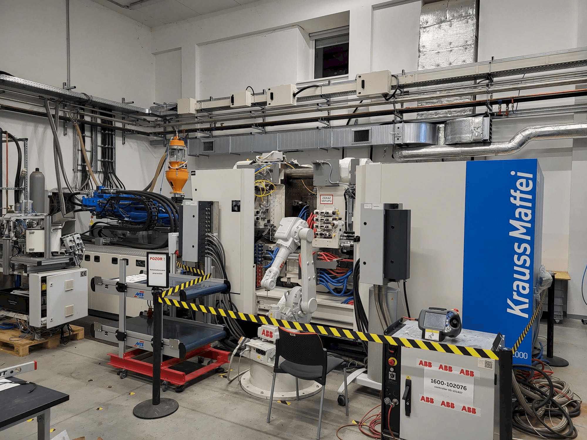 Frontansicht der Krauss Maffei GX 451-2000 Maschine