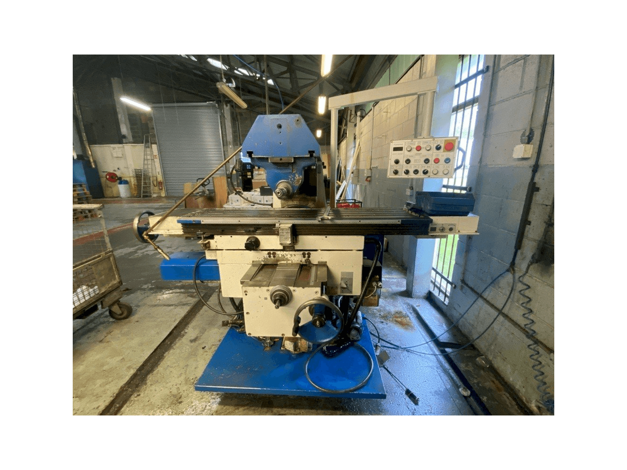 Frontansicht der TOS Olomouc FGU 32 Maschine