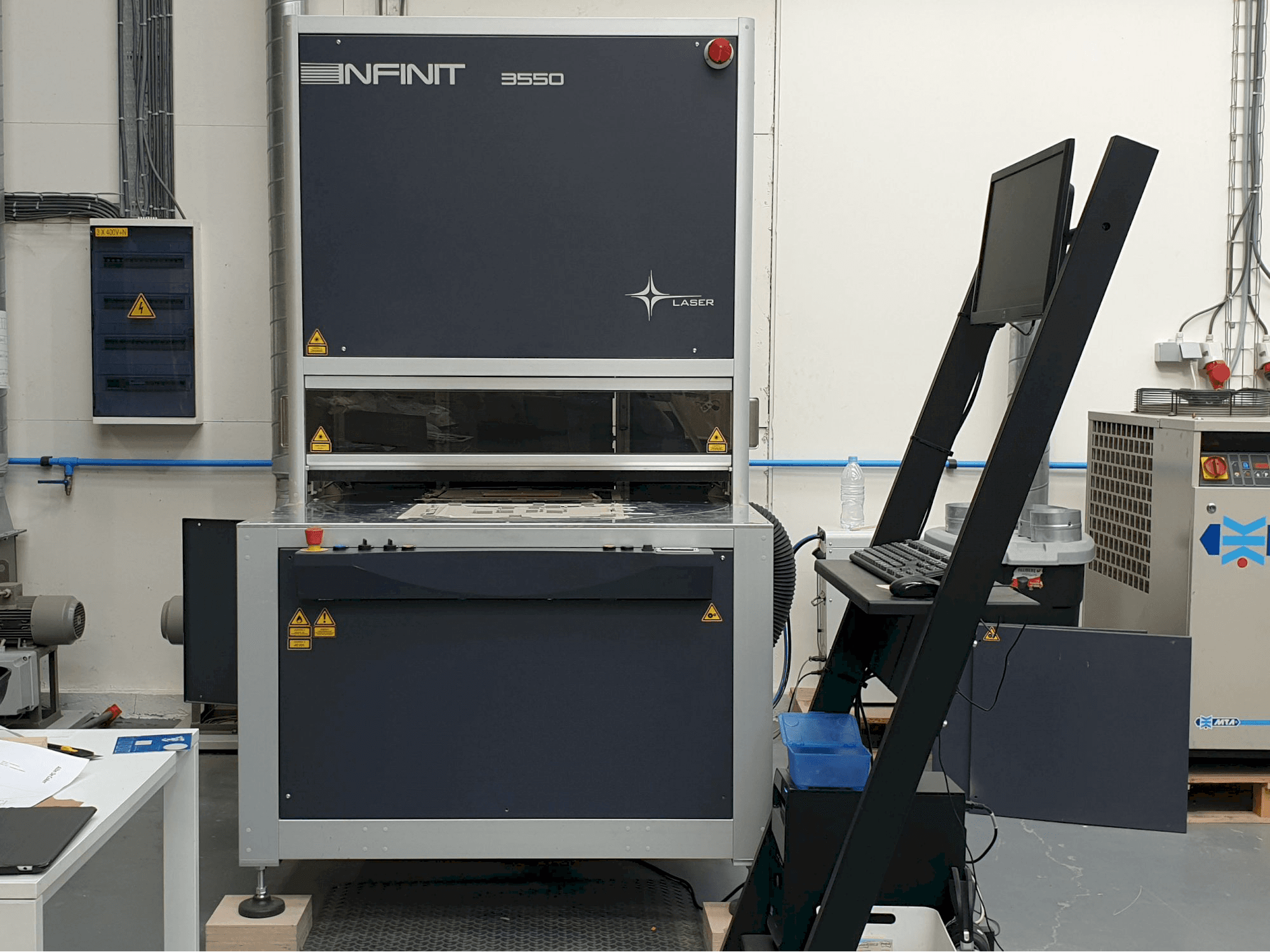 Frontansicht der SEI Laser INFINITY 3550 Maschine