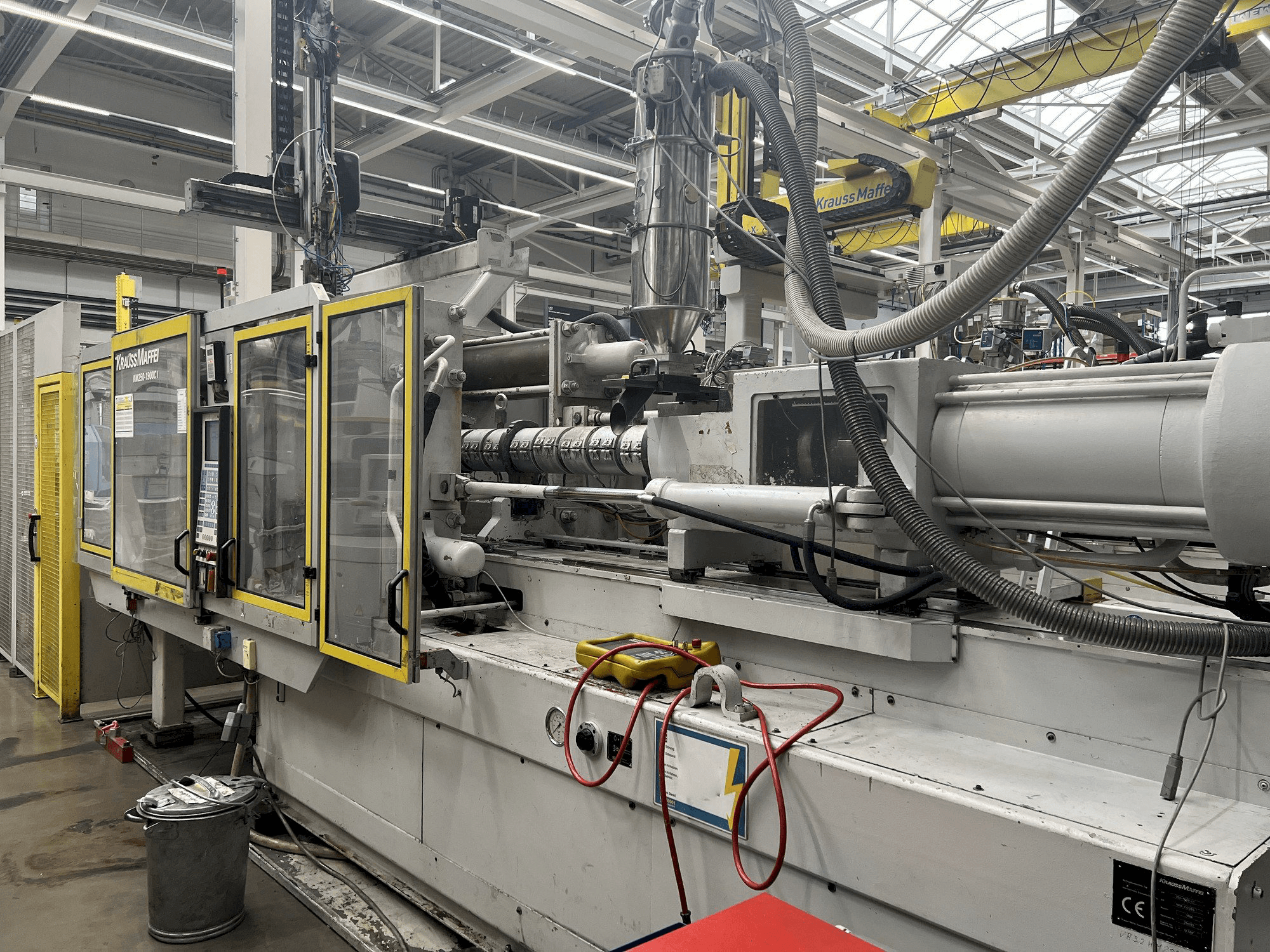 Frontansicht der Krauss Maffei KM 250 Maschine