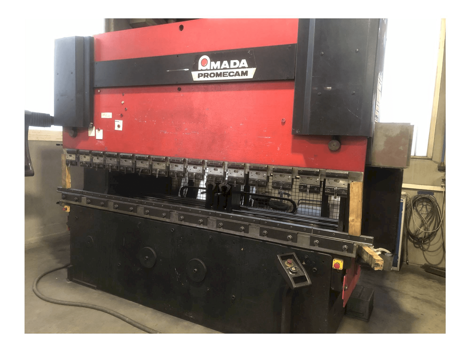 Frontansicht der AMADA HFB 125 Maschine