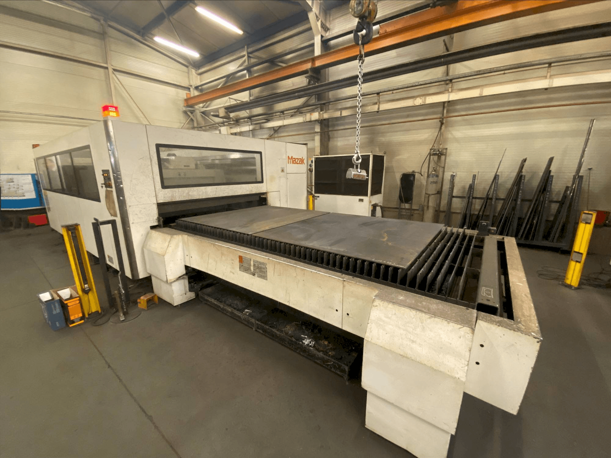 Frontansicht der Mazak OPTIPLEX 3015 II Maschine