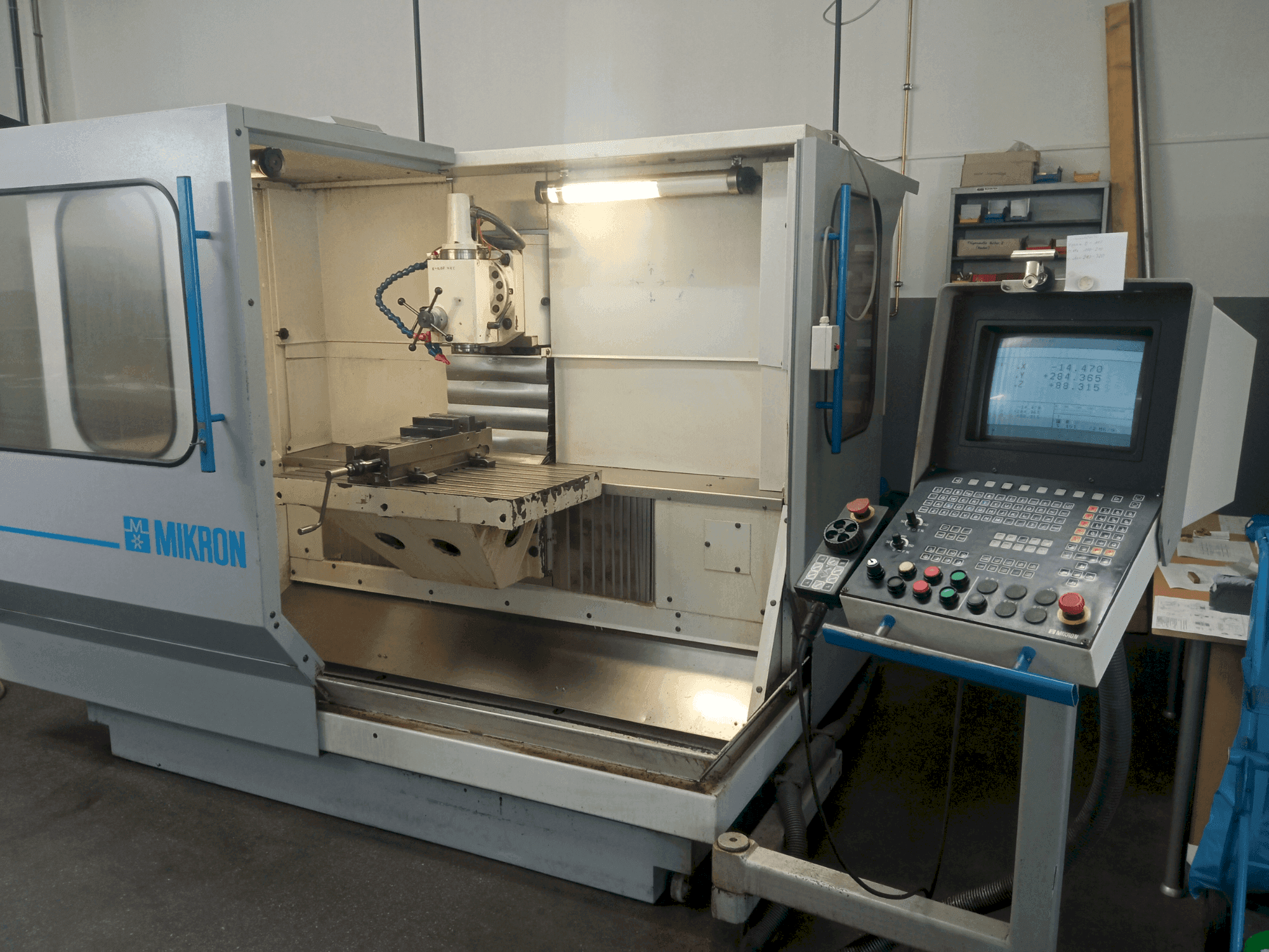 Frontansicht der MIKRON UM 600 Maschine