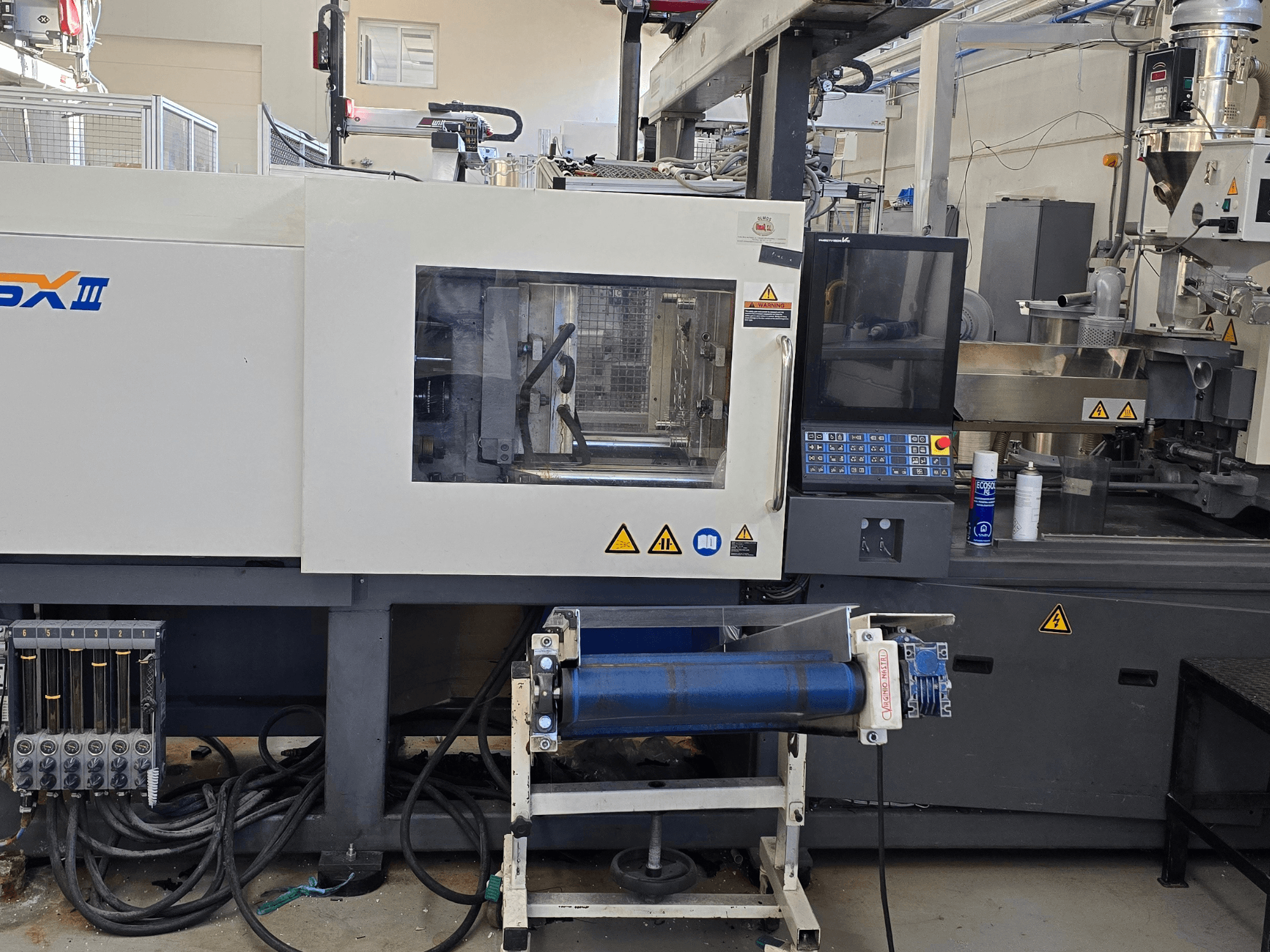 SHIBAURA EC130SXIII-4A elektrische Spritzgießmaschine, Vorderansicht, mit Bedienfeld und Hydraulikkomponenten.