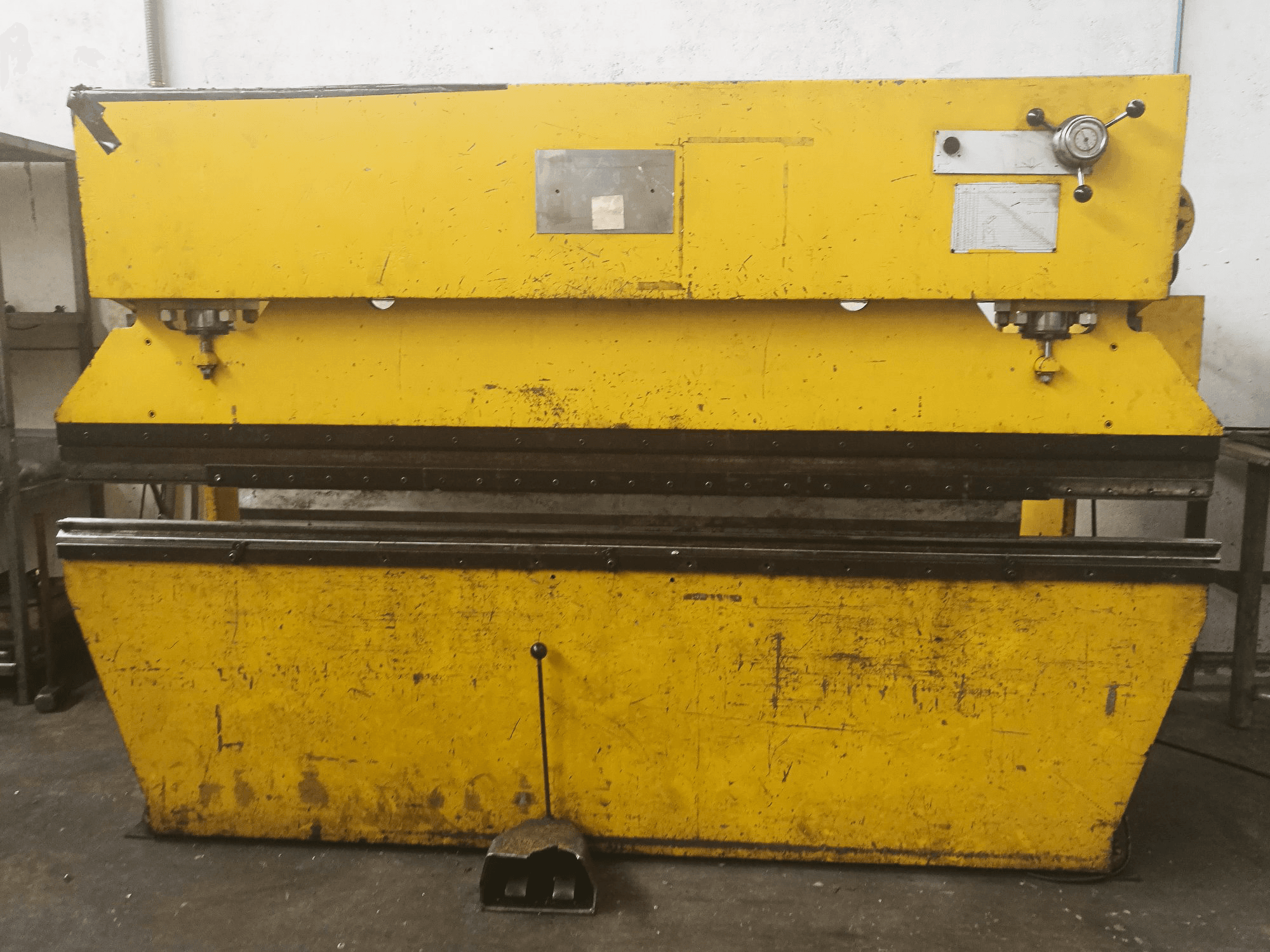 Frontansicht der Ajial 75 Tn Maschine