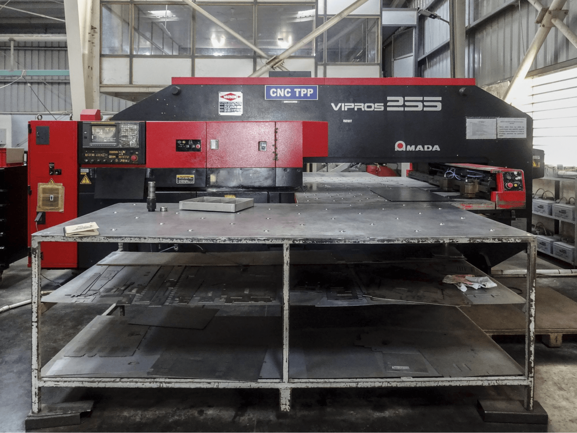 Vorderansicht der AMADA Vipros 255 Maschine