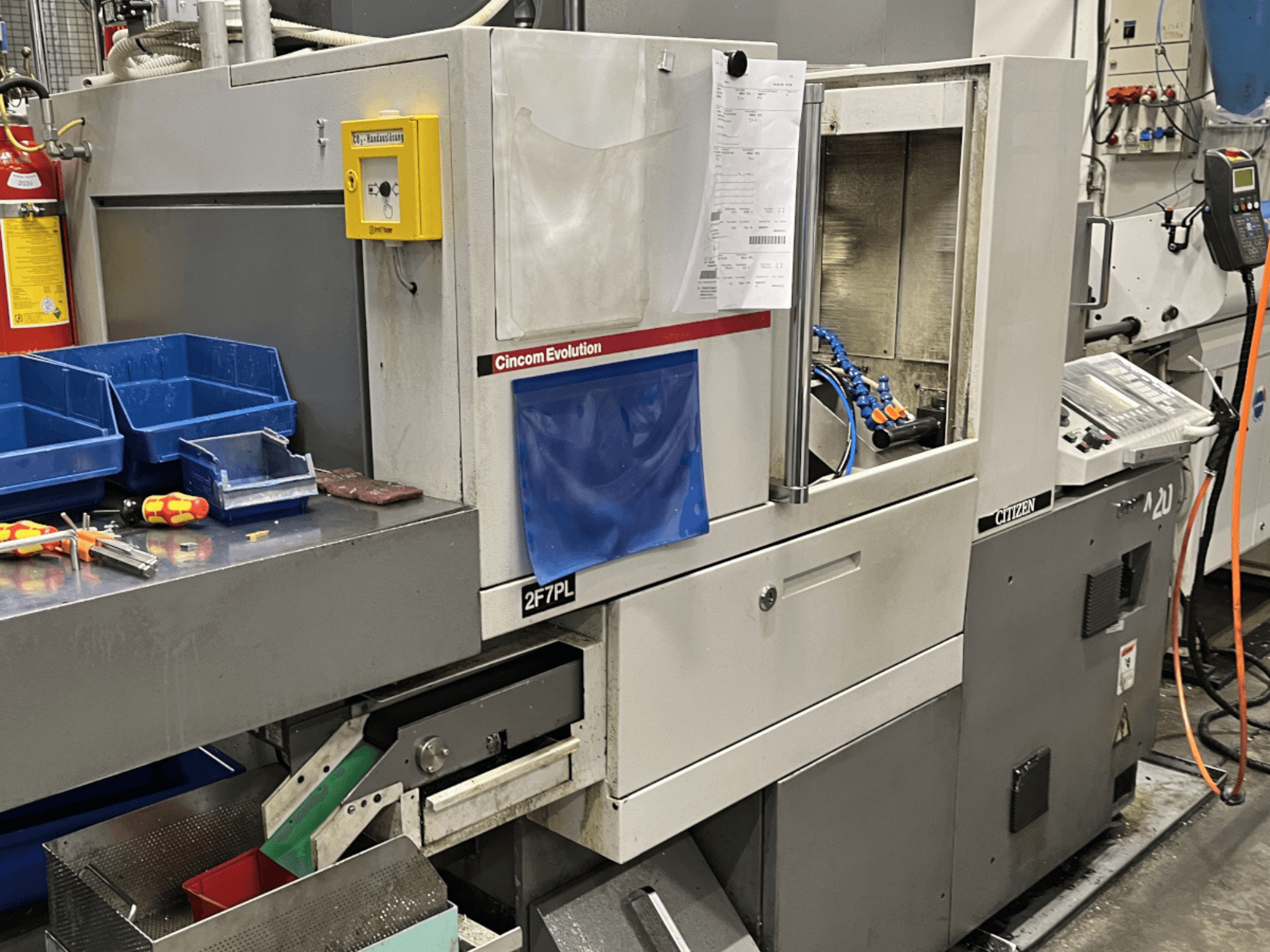 Bearbeitungszentrum Cincom Evolution 2F7PL, Vorderansicht; mit Bedienelementen, Werkzeugbehältern und einem detaillierten Bedienfeld.