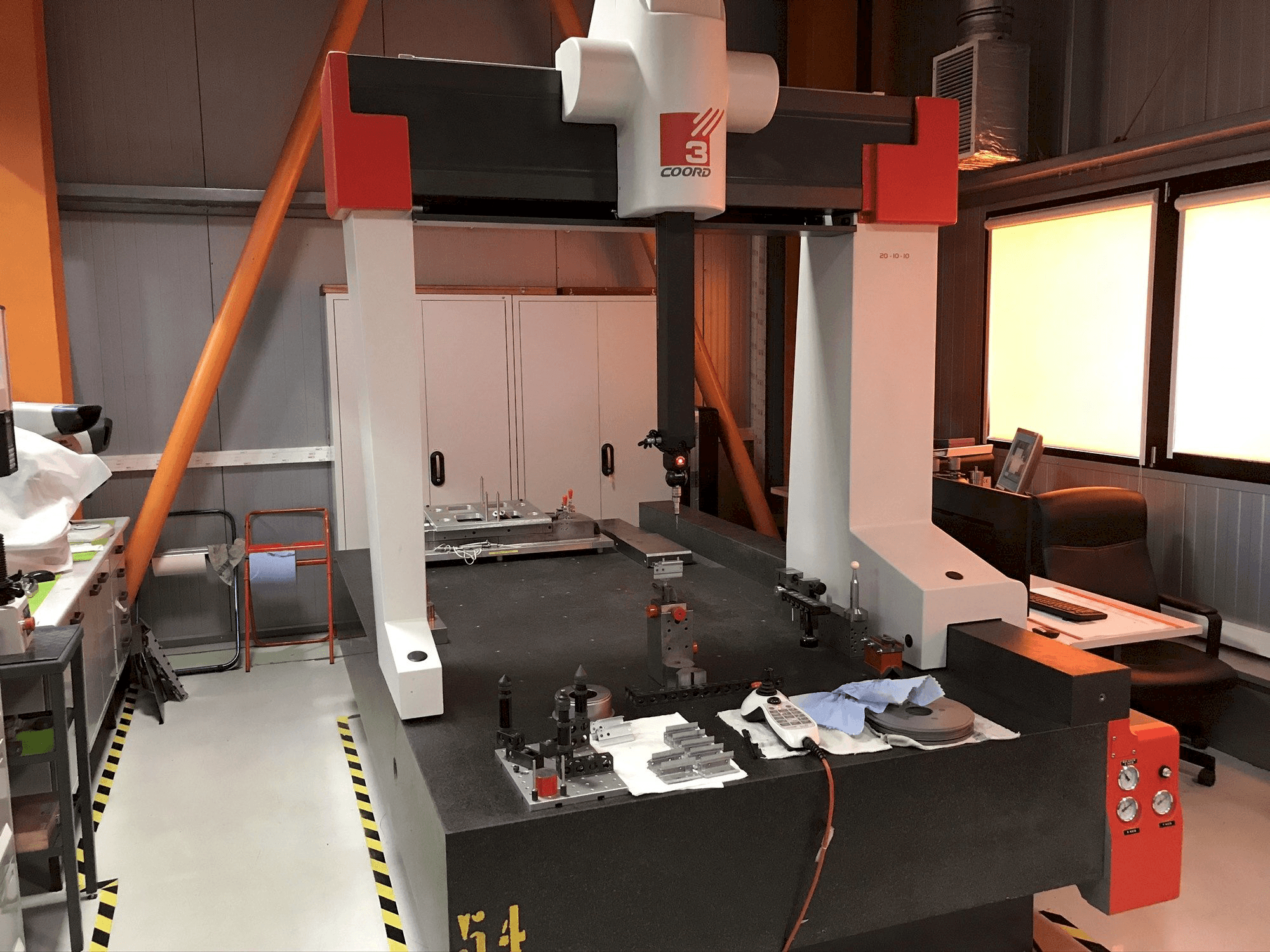 Frontansicht der Coord3 MC16 20-10-10 Maschine