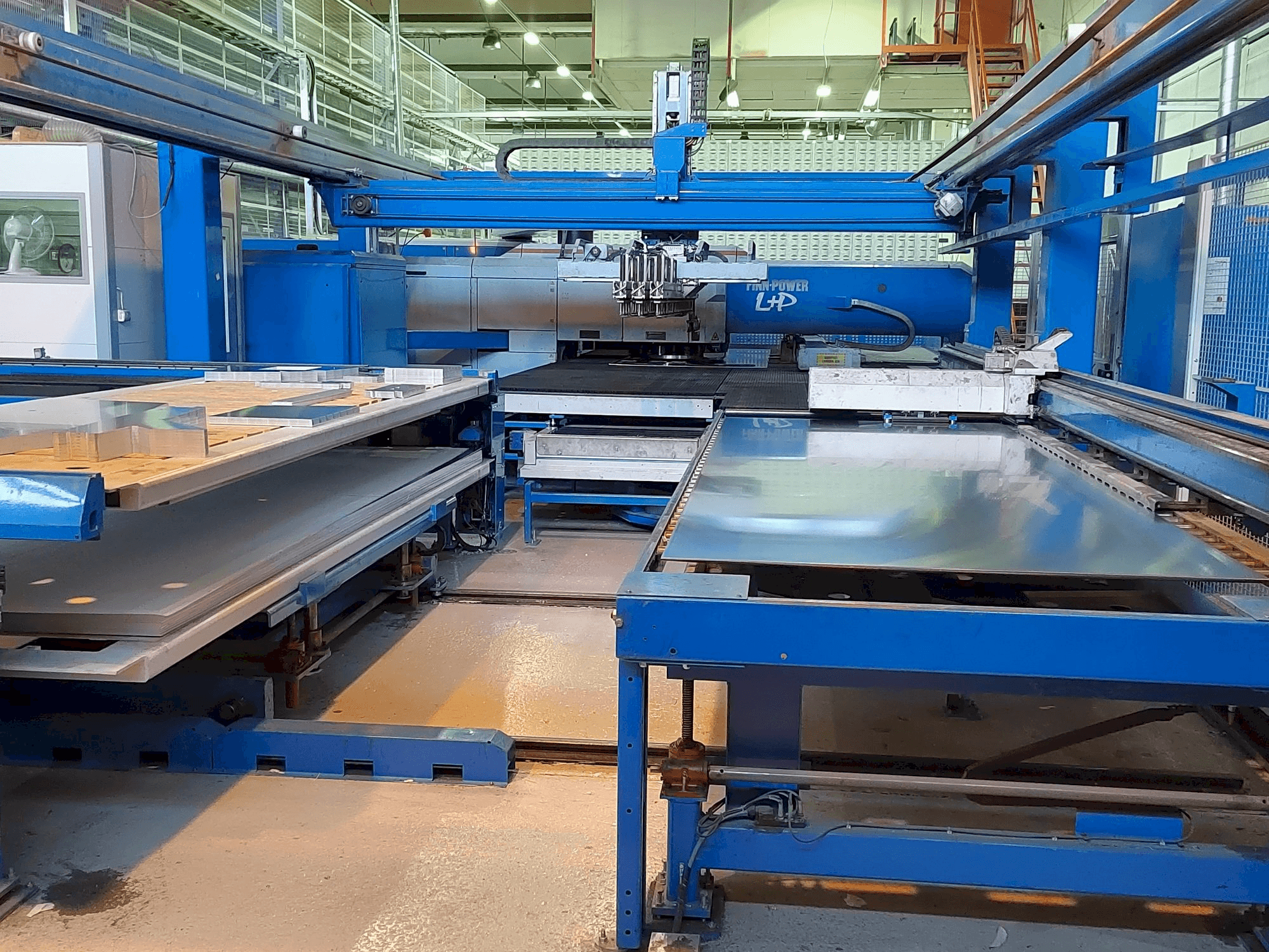 Frontansicht der Finn-Power LP 64 SRIUV Maschine