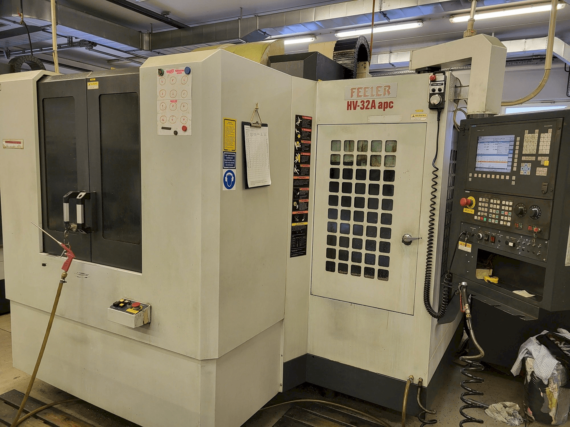 Frontansicht der Feeler HV-32A-APC Maschine