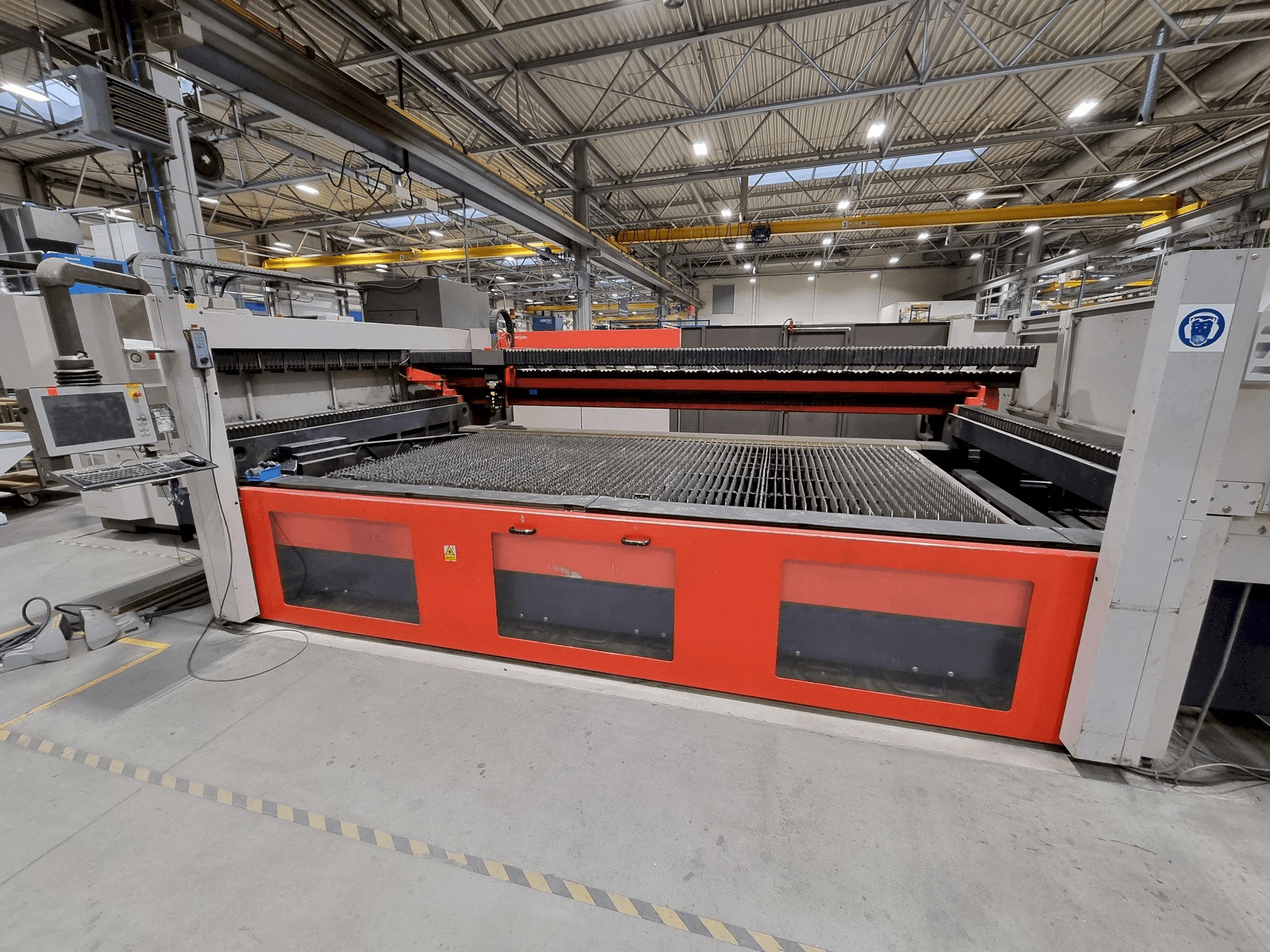 Frontansicht der Bystronic Bylaser 4400 Maschine