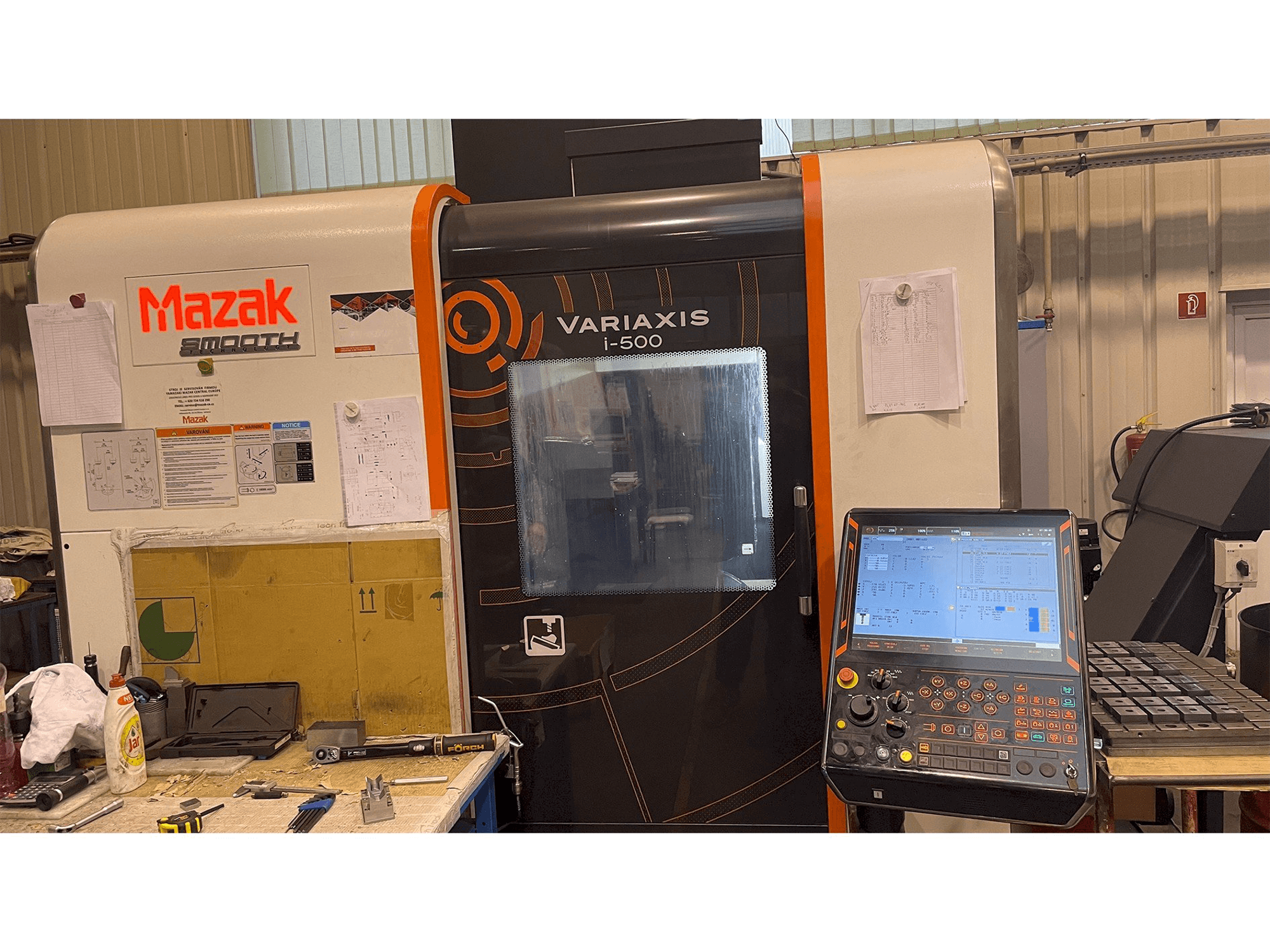 Frontansicht der Mazak Variaxis i-500 Maschine