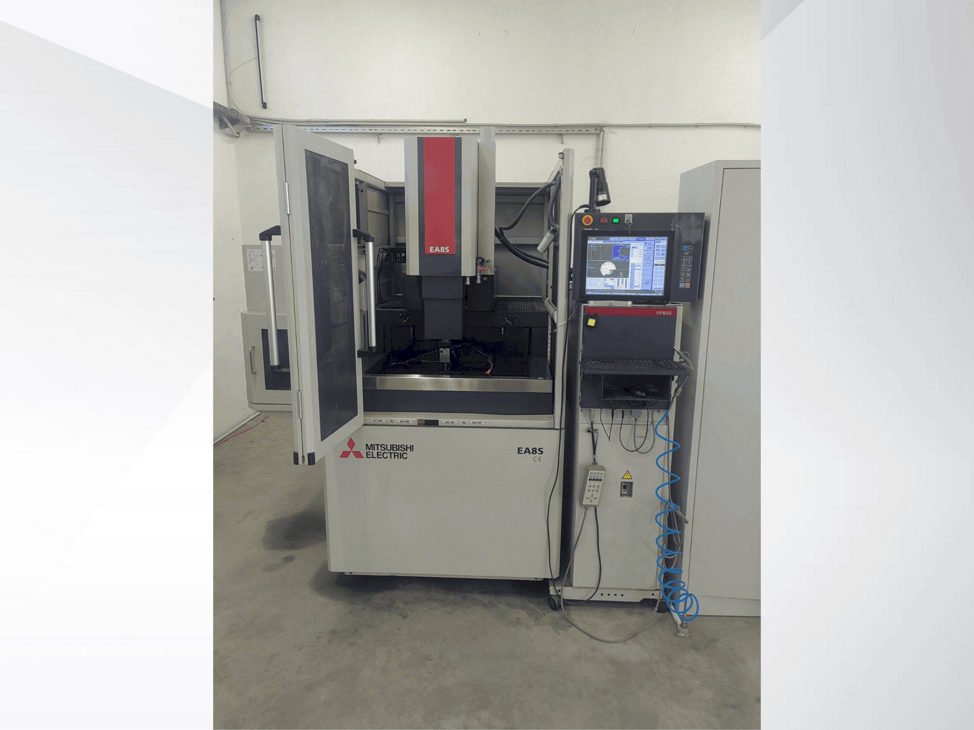 Frontansicht der Mitsubishi Electric EA8S Maschine
