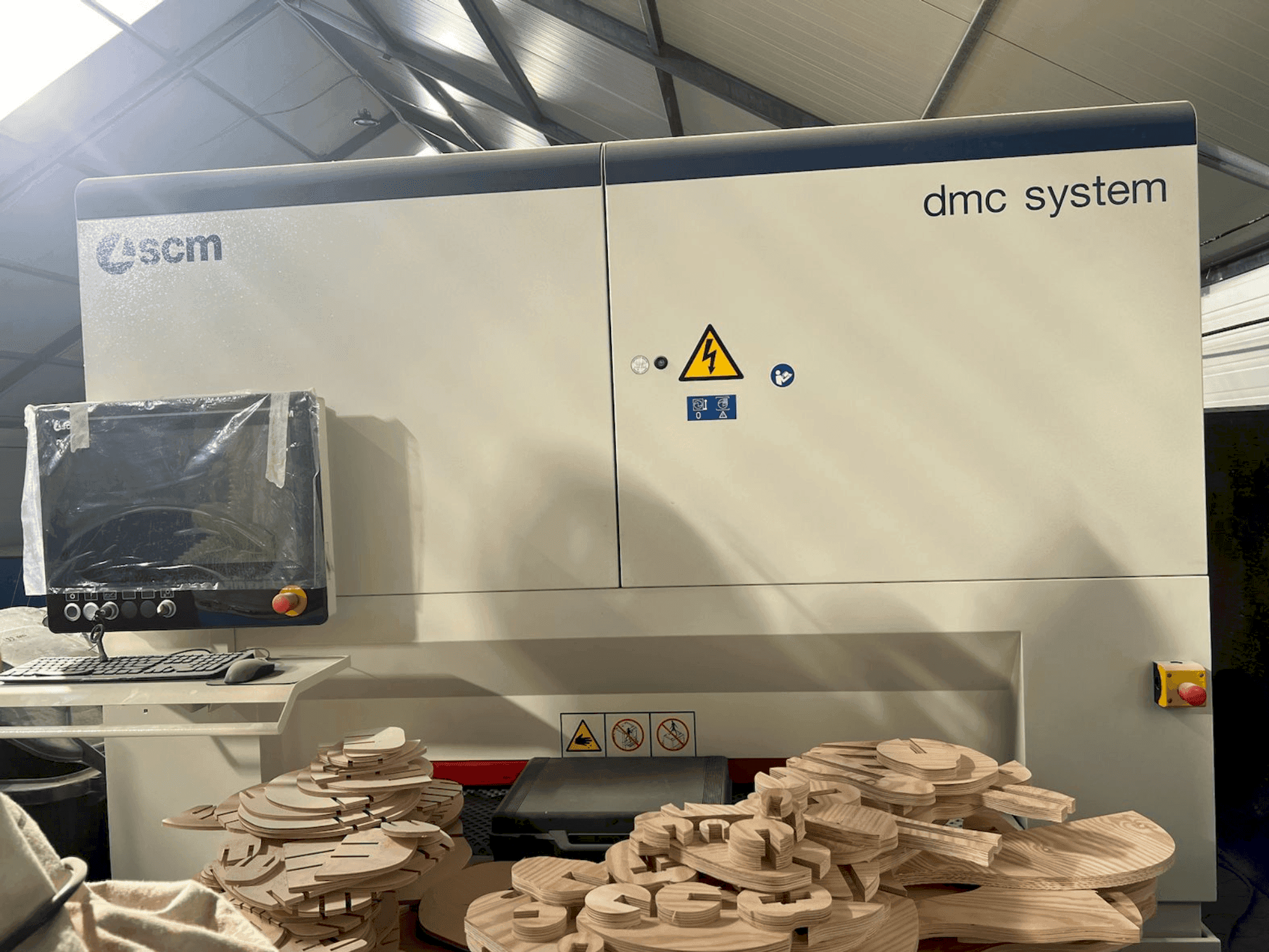Frontansicht der SCM DMC SYSTEM Maschine
