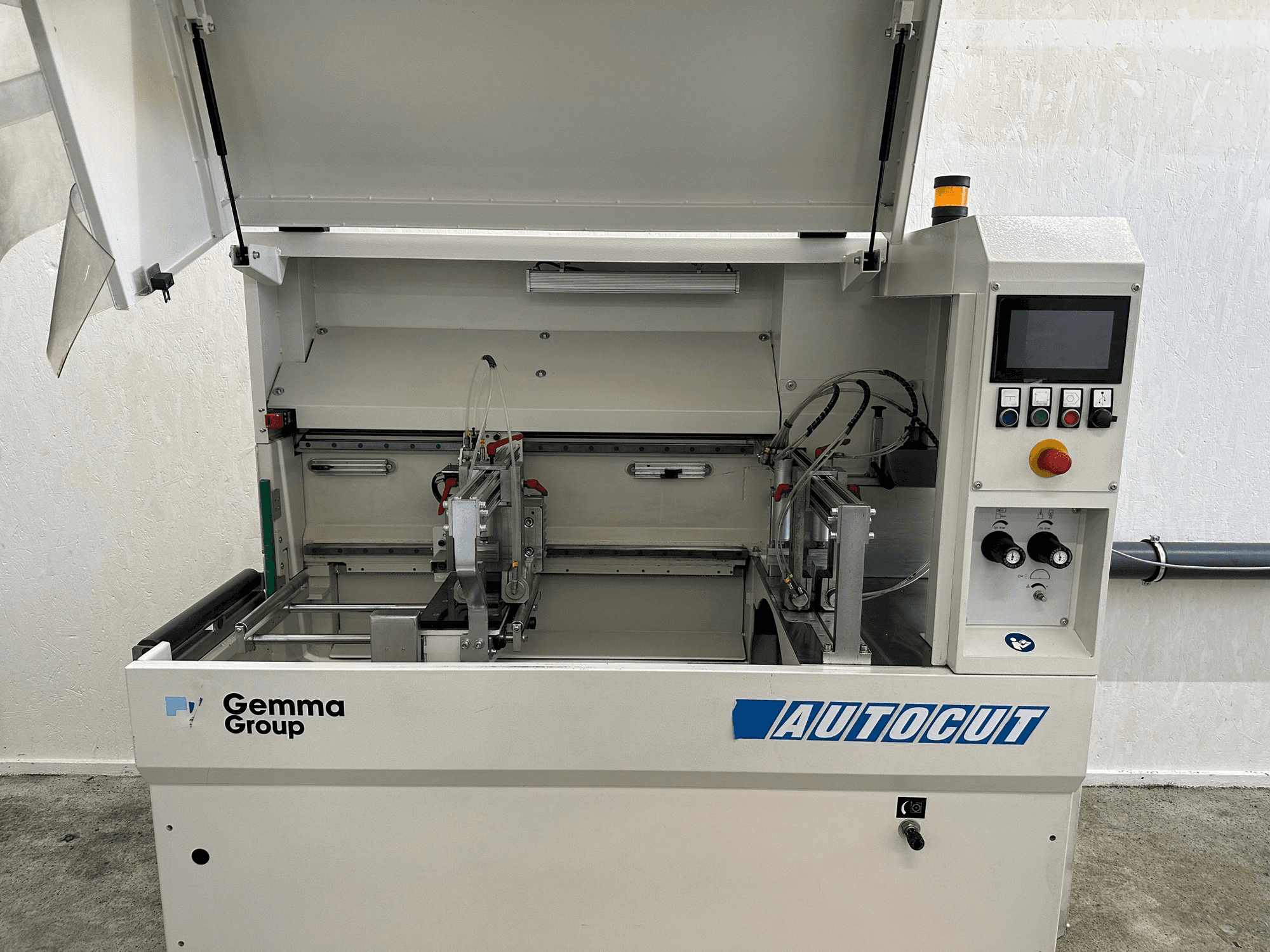 Frontansicht der Autocut 550 Maschine