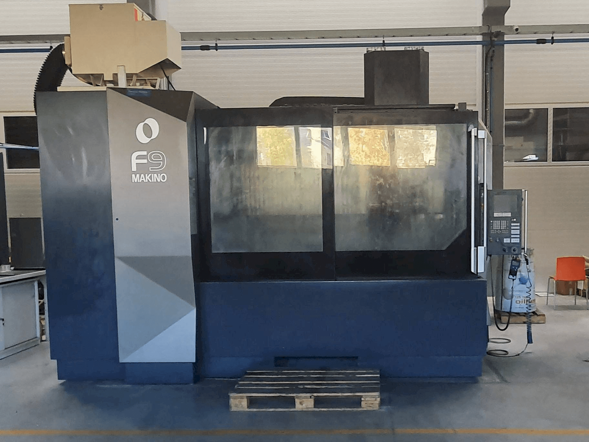 Frontansicht der Makino F9 Maschine