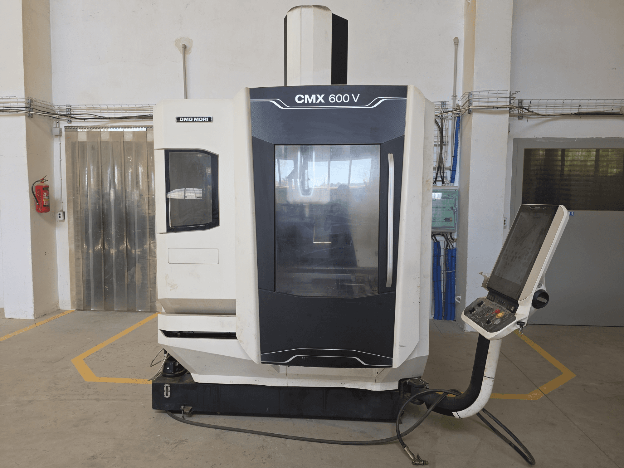 DMG MORI CMX 600 V Vertikal-Bearbeitungszentrum, Frontansicht, mit Bedienfeld und großem Sichtfenster.