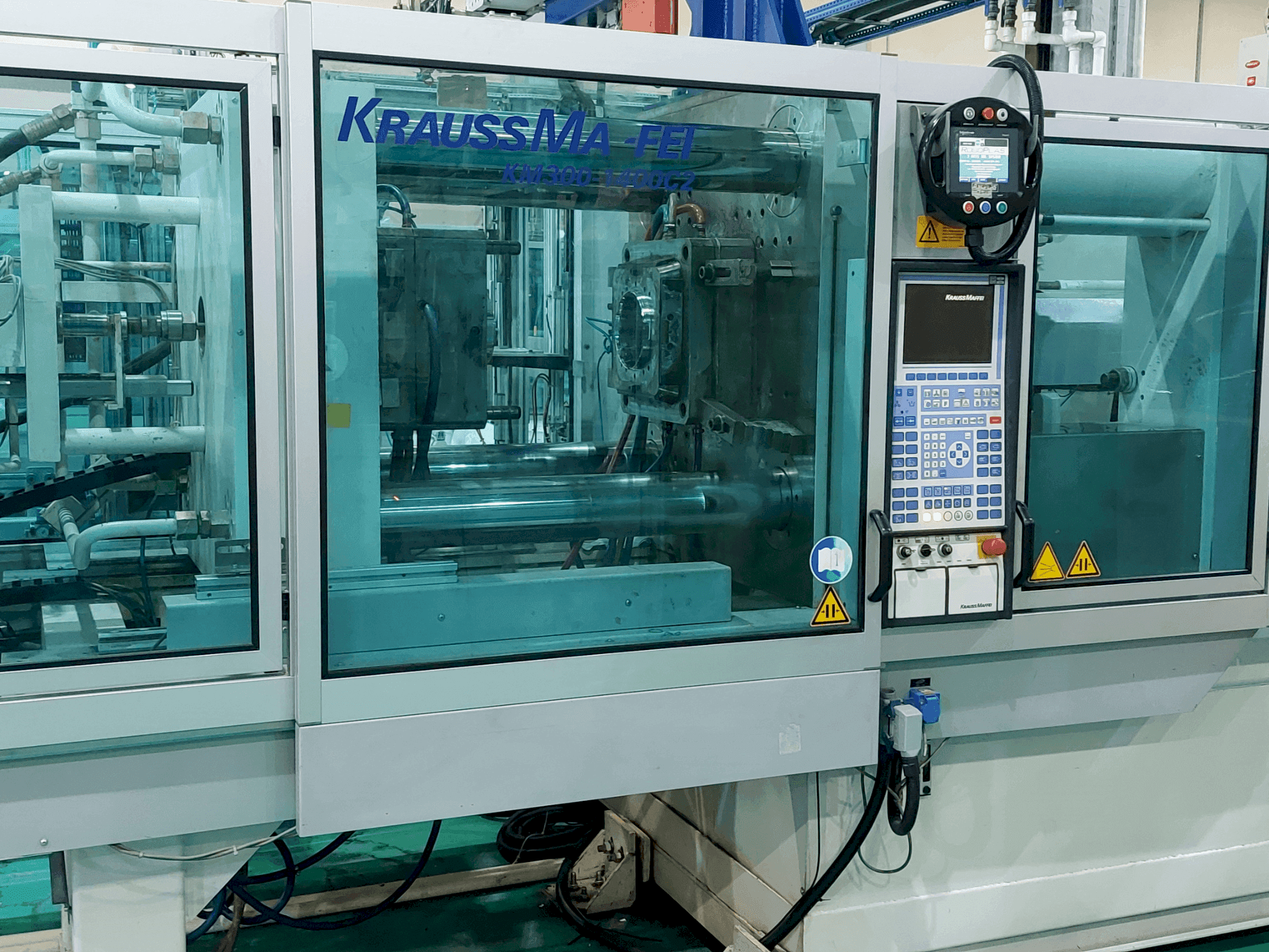 Frontansicht der Krauss Maffei 300 – 1400 C2 Maschine