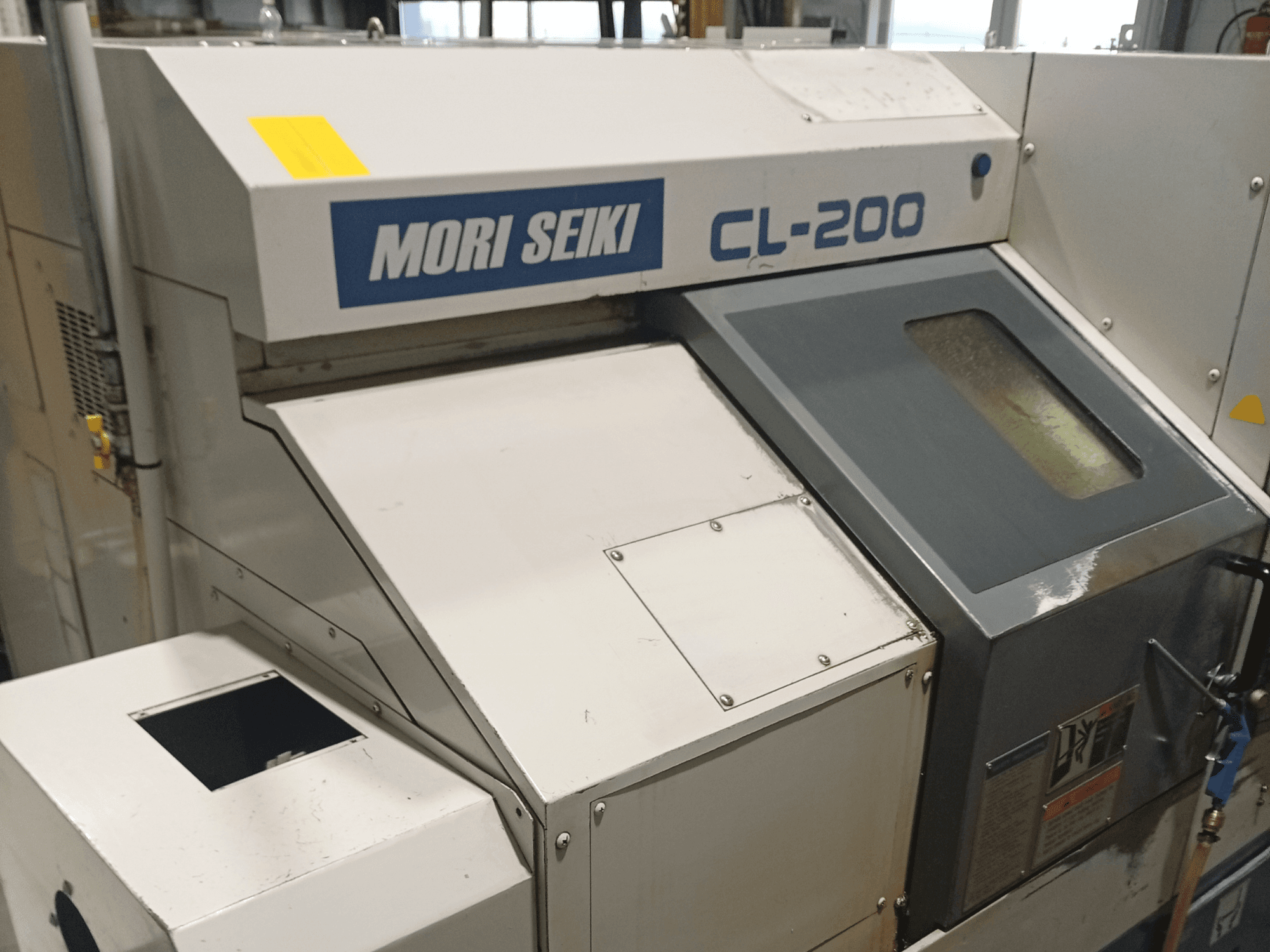 DMG Mori Seiki CL-200B Horizontaldrehmaschine, Vorderansicht mit Bedienfeld und Kühlmittelfenster.