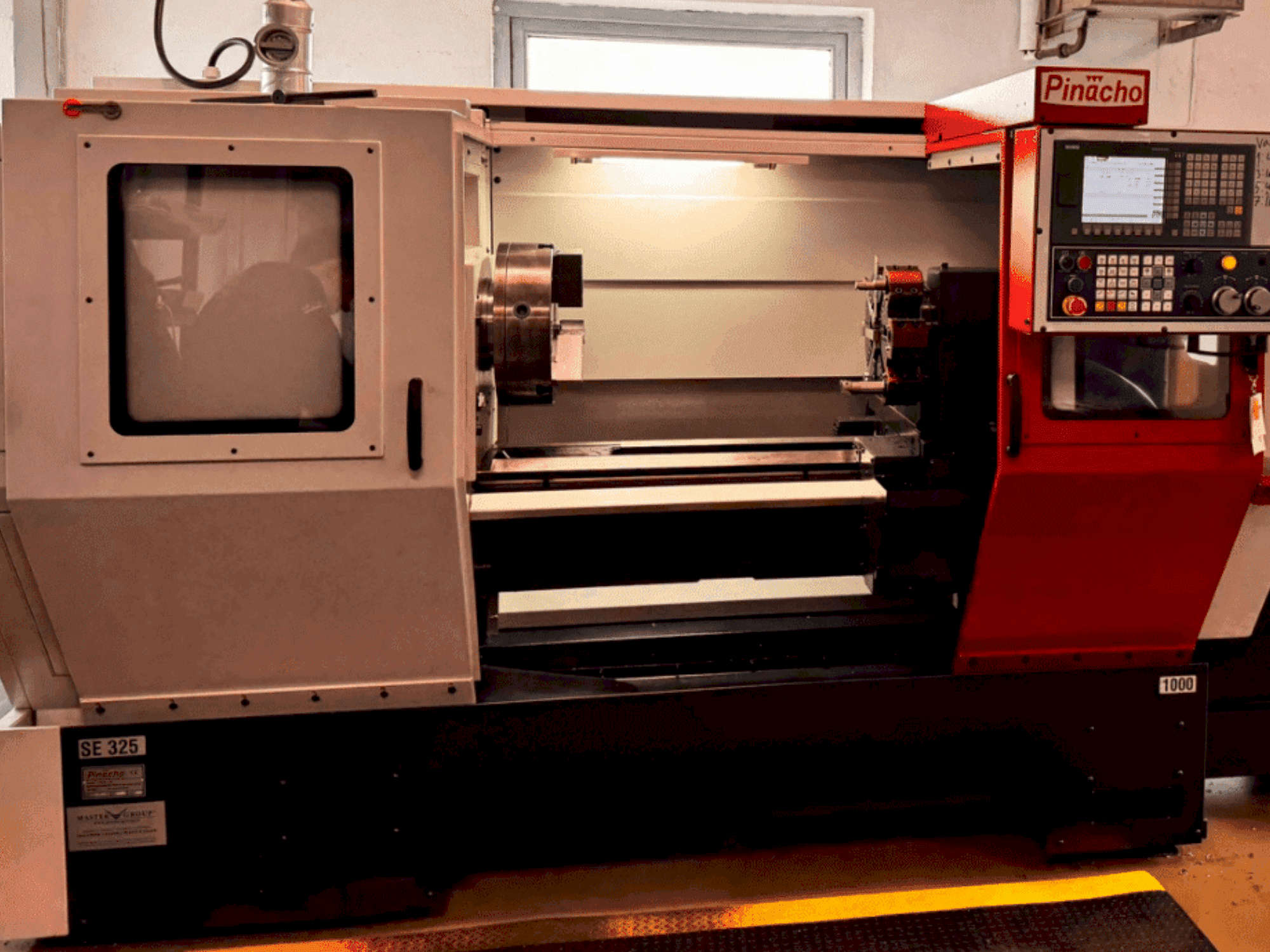 Frontansicht der Pinacho SE325 Maschine