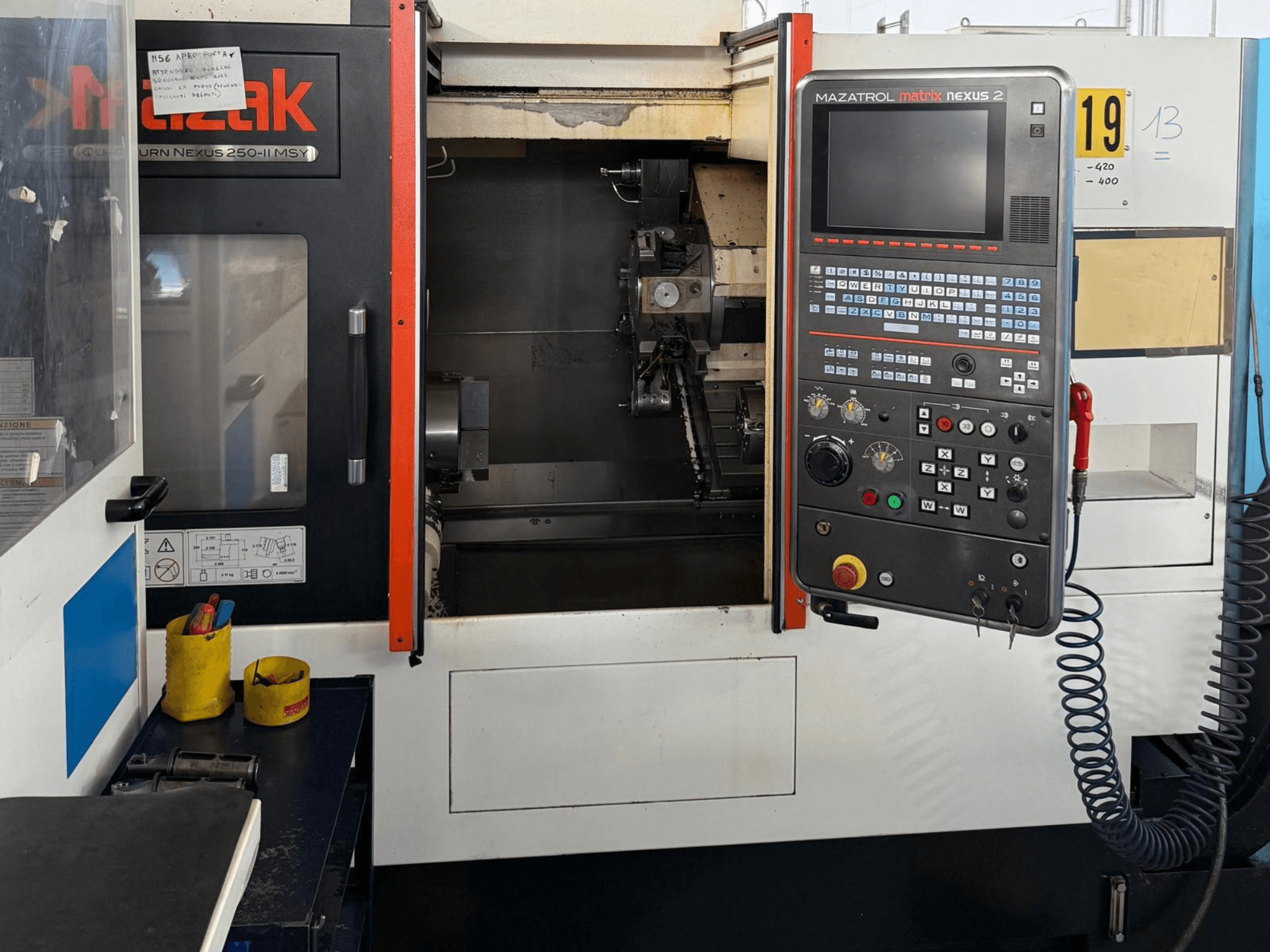 Vorderansicht der horizontalen Drehmaschine Mazak QTN 250 II MSY mit dem Bedienfeld MAZATROL Matrix Nexus 2 und den Maschinenkomponenten.