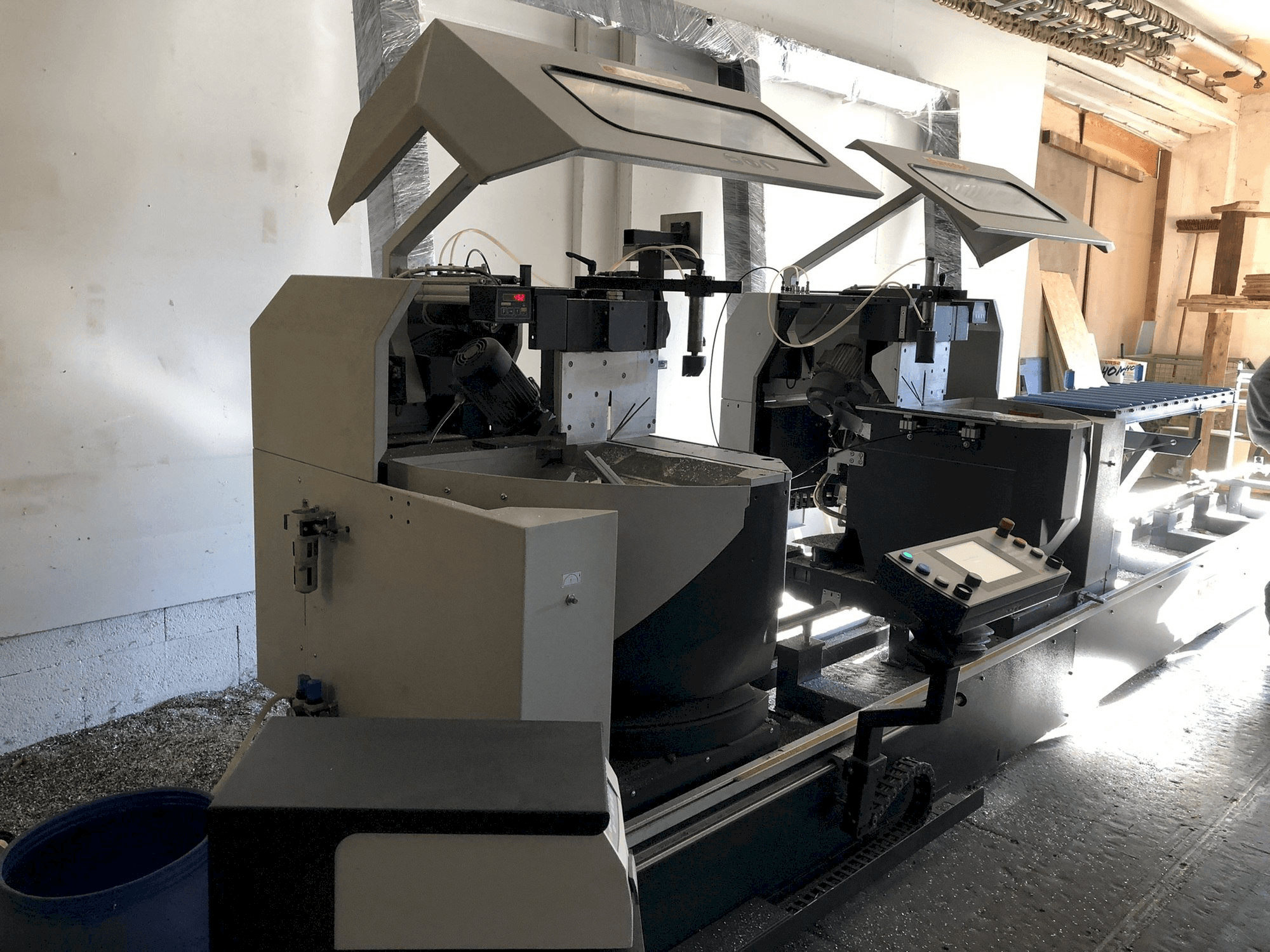 Frontansicht der Elumatec DG 244 Maschine